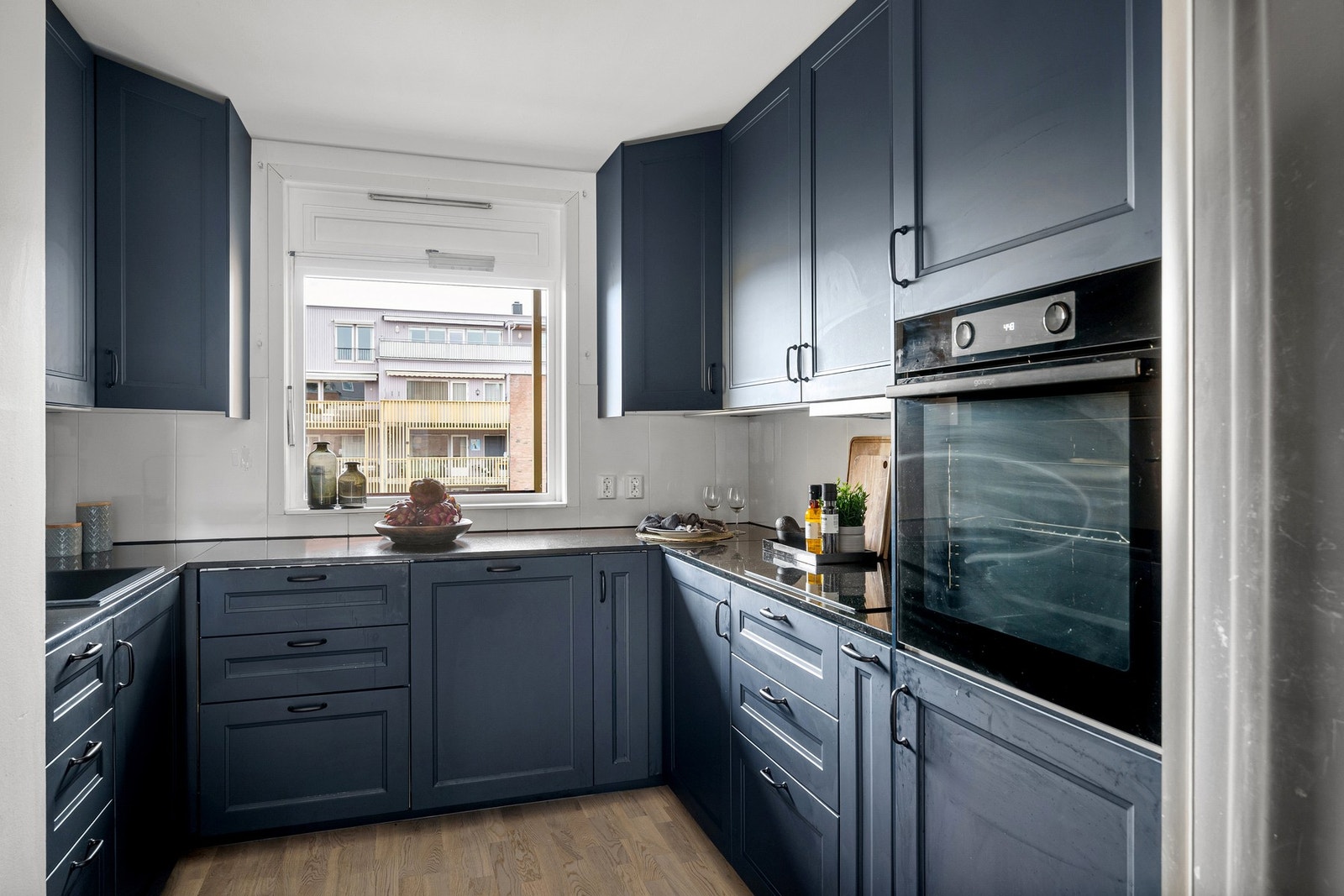 Videre byr kjøkkenet på integrerte hvitevarer som stekeovn, platetopp og oppvaskmaskin. Galleribilde