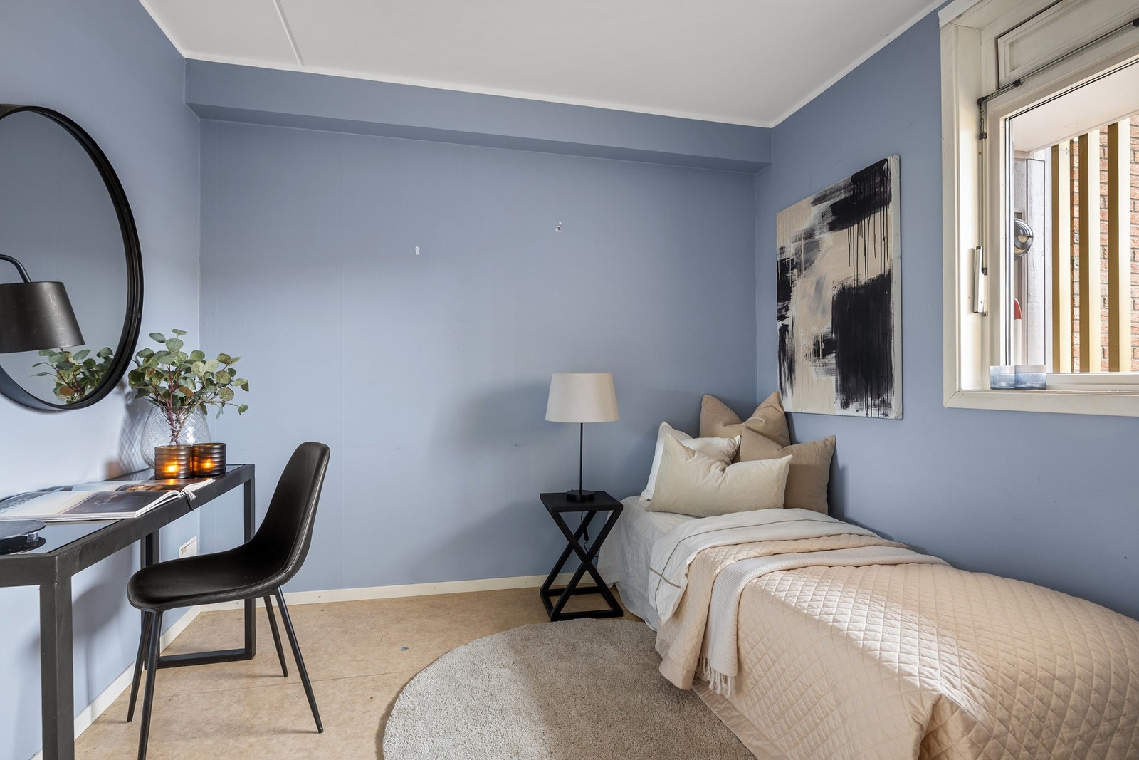 Soverom 2. Rommet tar seg ypperlig til bruk til gjesterom/barnerom/hjemmekontor. Galleribilde