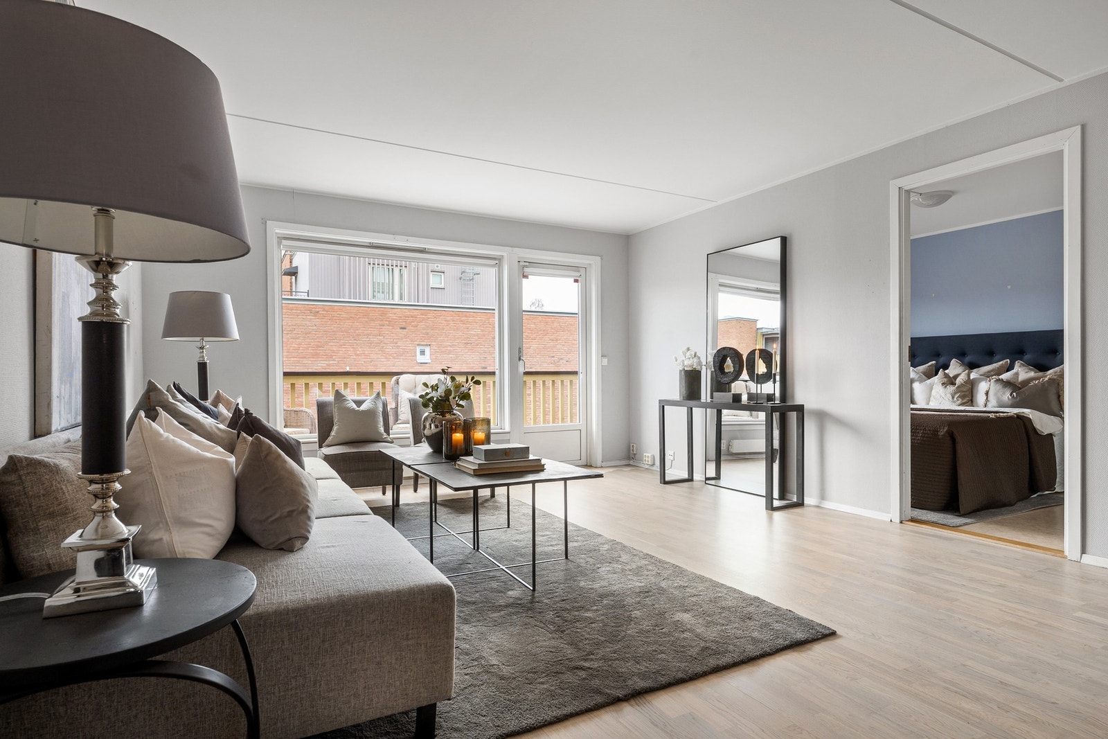 Stuen fører ut til en herlig sydøstvendt balkong på 11 kvm, og om sommeren får man et stort ekstra bruksareal i forlengelse av stue/kjøkken. Galleribilde