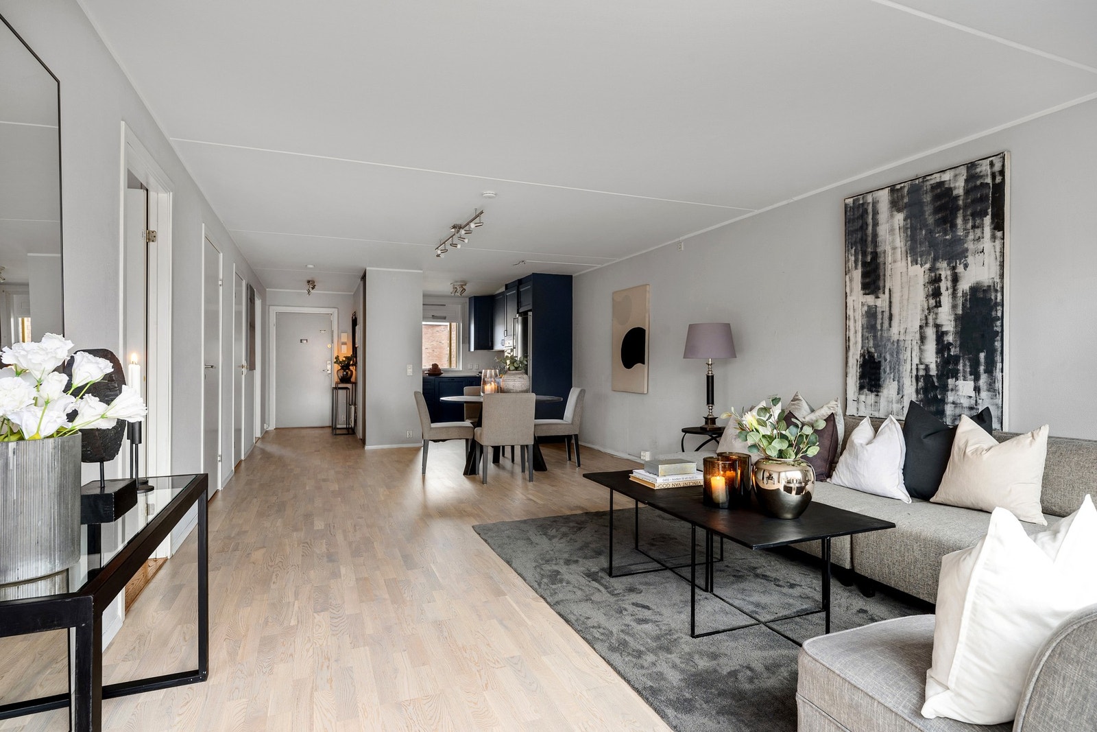 Stue og kjøkken sammen skaper et innbydende allrom for store og små. Galleribilde