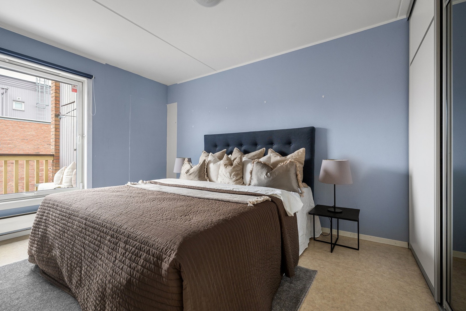 Hovedsoverom av svært god størrelse med god plass til dobbeltseng og nattbord på begge sider. Galleribilde