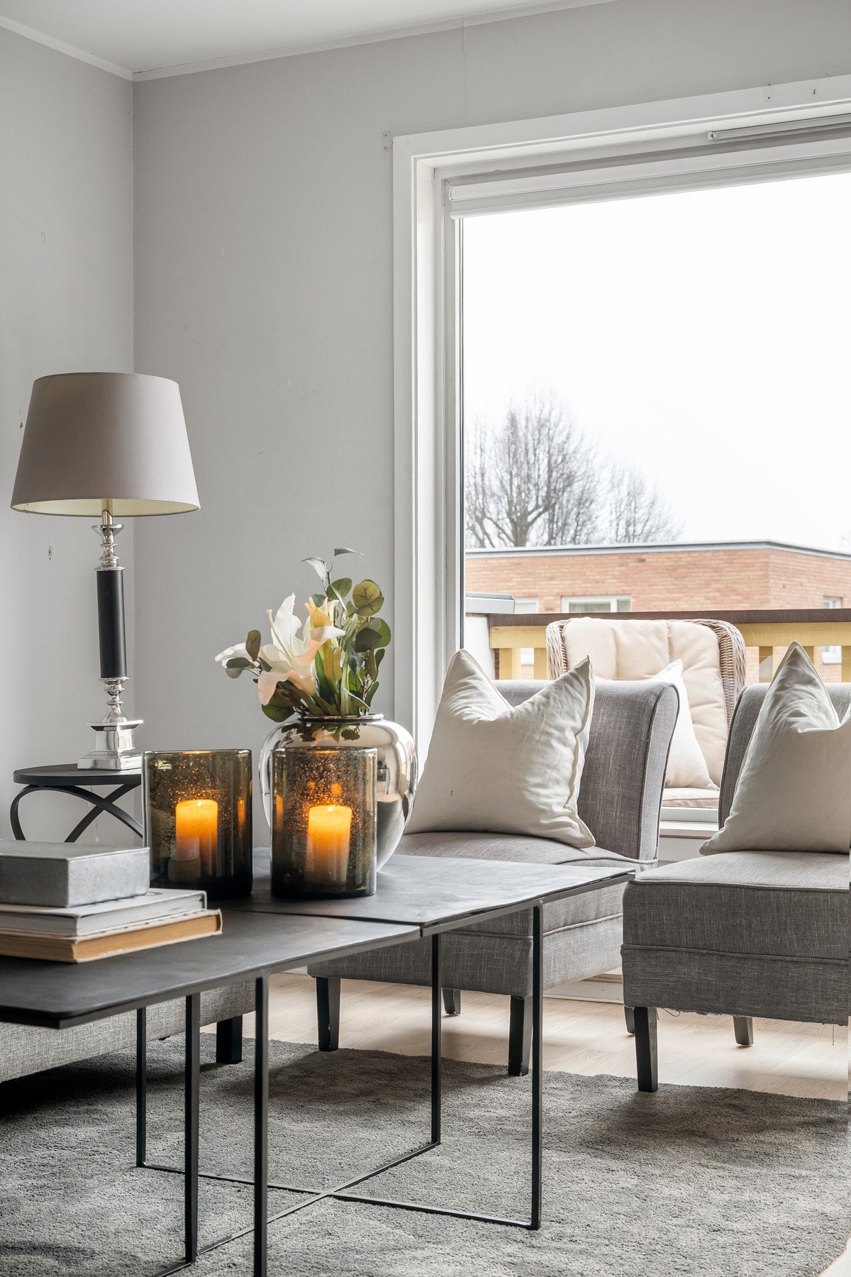 Rikelig med naturlig lysinnslipp slippes inn gjennom de flotte vindusflatene med to-lags, noe som får stuen til å fremstå som svært lys og åpen. Galleribilde