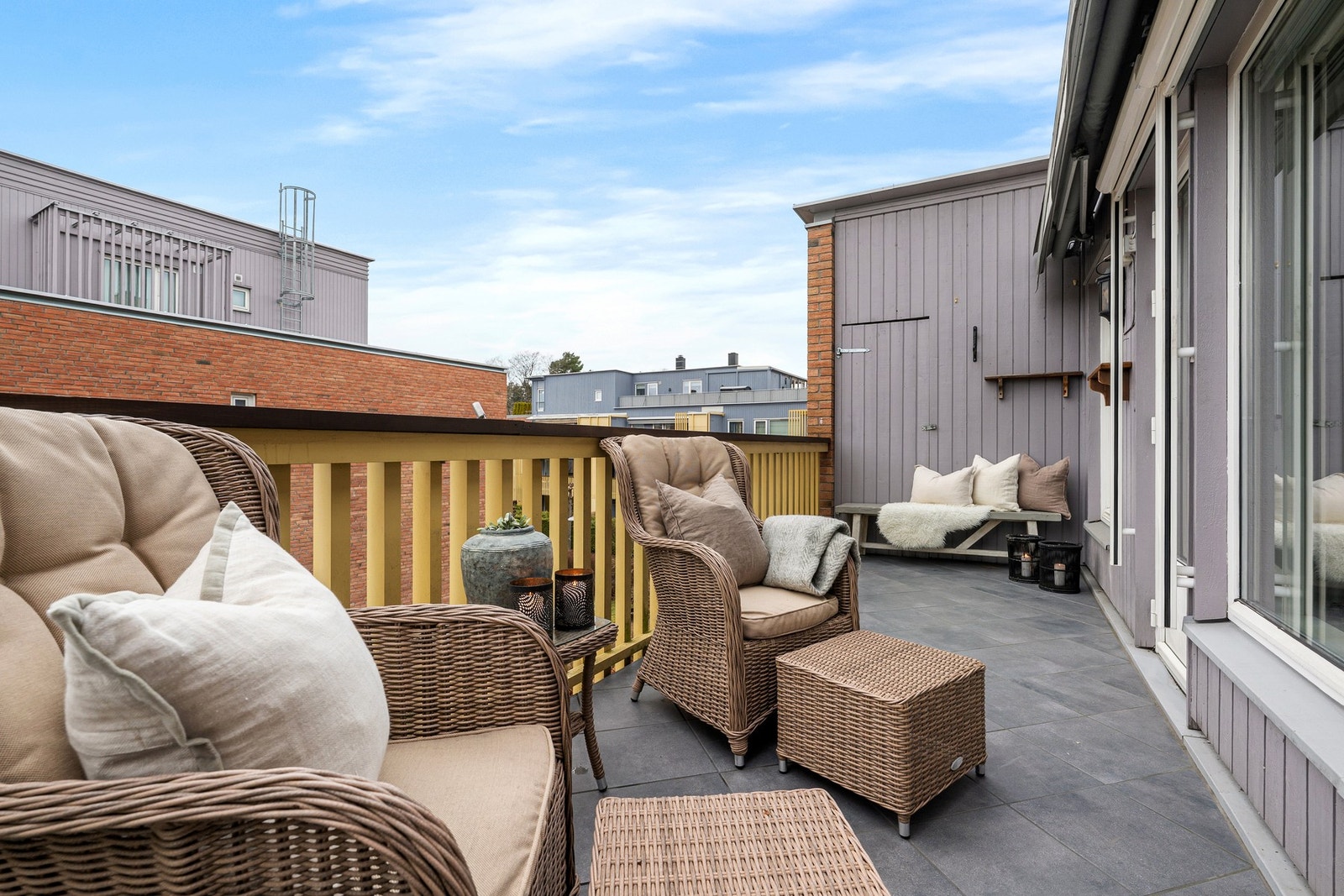 Her får du en lys og optimal 3- roms leilighet. Leiligheten passer ypperlig for deg som vil bo svært sentralt samt rolig til med et mangfold av servicetilbud i umiddelbar nærhet. Galleribilde