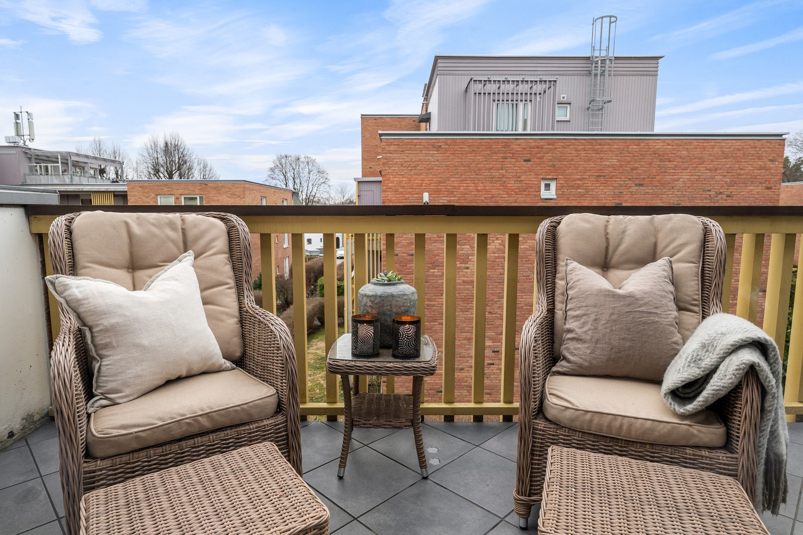 Balkongen har utebelysning, utvendig stikkontakt og markise. Galleribilde