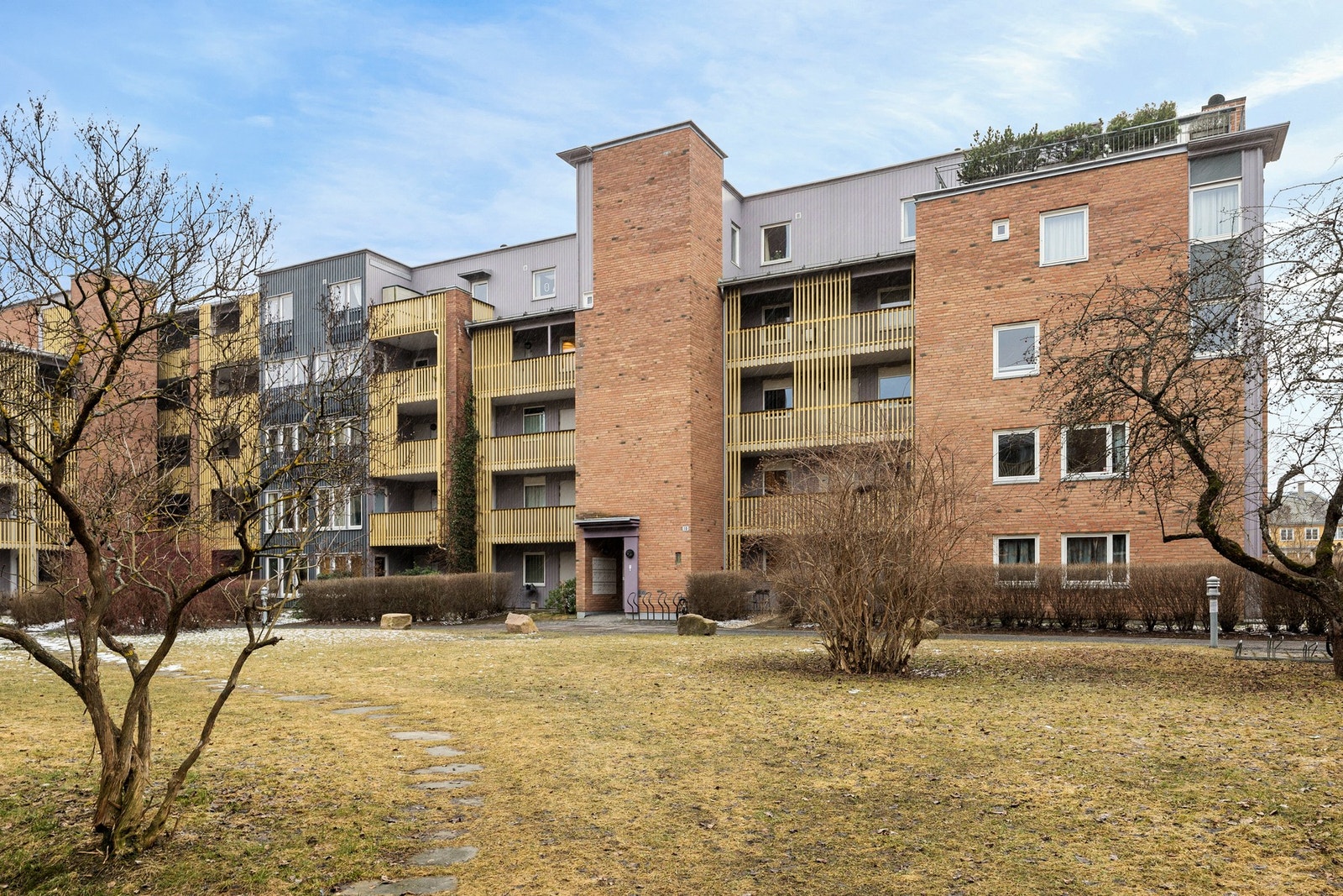 Sameiet har en flott fasade. Fellesområder opparbeidet med asfalterte internveier, plenarealer, trær og diverse beplantning. Galleribilde