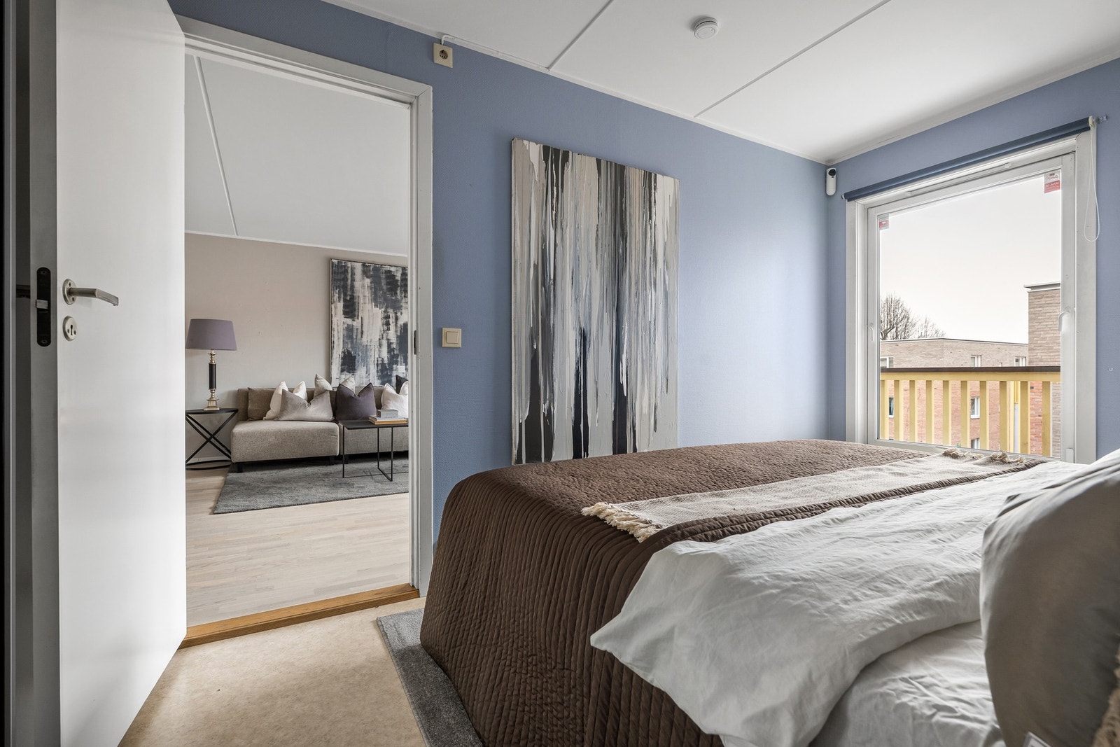 Rommet er malt i en lun farge, noe som skaper en god atmosfære i rommet. Galleribilde