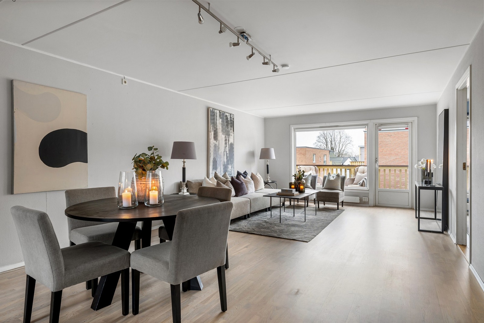 Leilighetens stue er av svært god størrelse med en tilhørende generøs takhøyde, noe som skaper en god romfølelse. Galleribilde