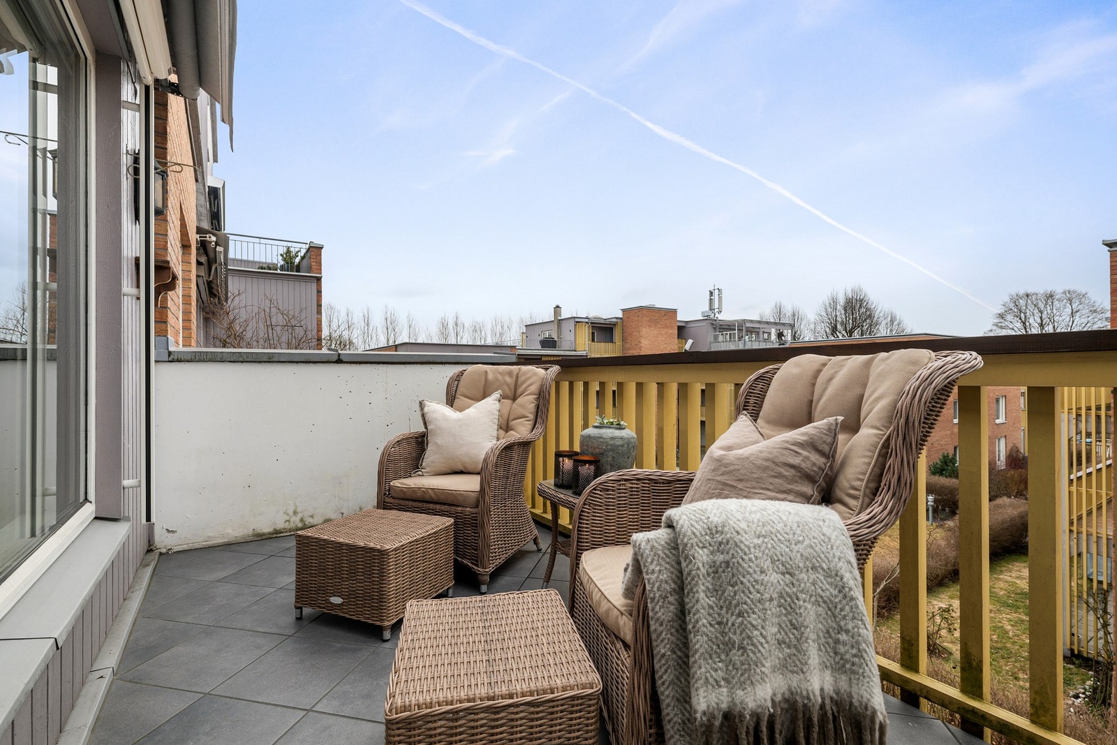 Her er det god plass til utendørs møblement hvor du kan sitte og tilbringe hyggelige stunder sammen med familie samt de rolige omgivelsene nærområdet har å by på. Galleribilde