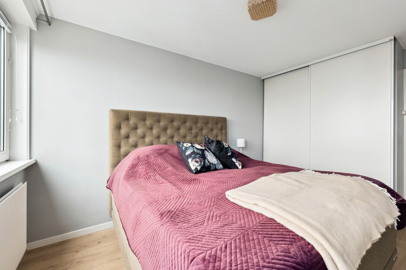 Takhøye skyvedørsgarderobe i hovedsoverommet. Galleribilde