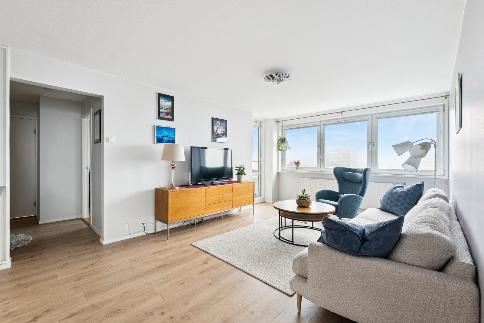 Åpen og sosial løsning mot stuen hvor du har god plass til salong. Galleribilde