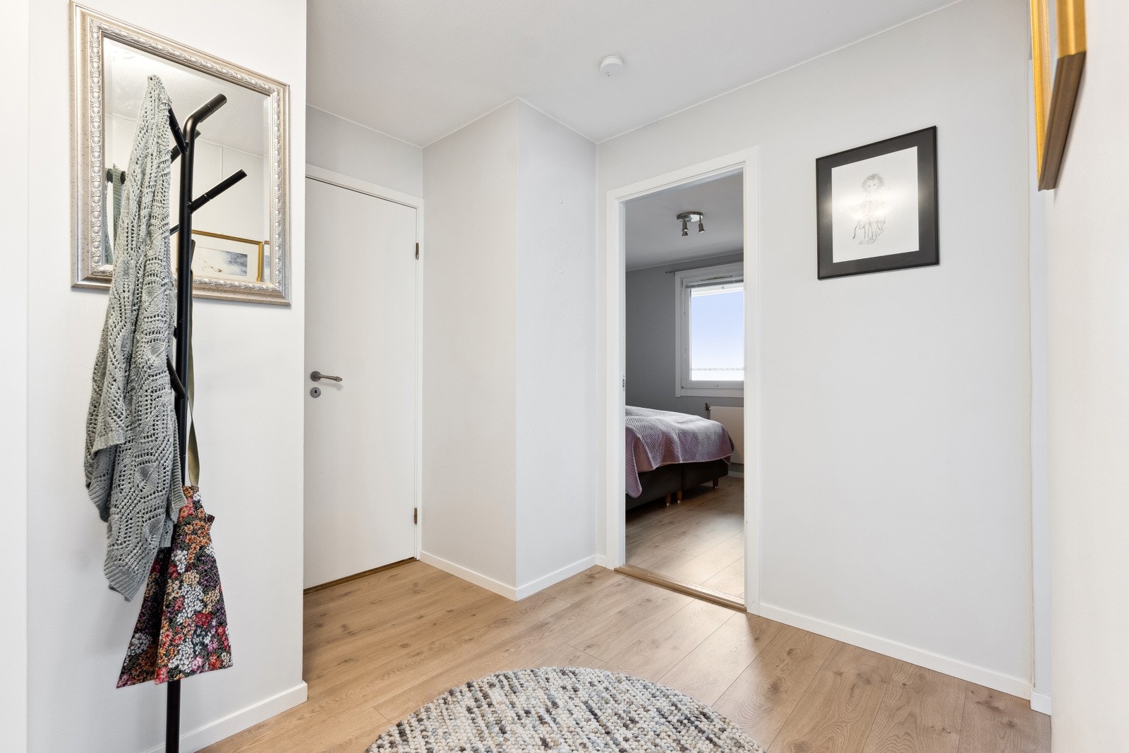 Entreén er et fint knytepunkt i leiligheten. Dette er et fint rom til å ønske venner og familie velkommen. Galleribilde