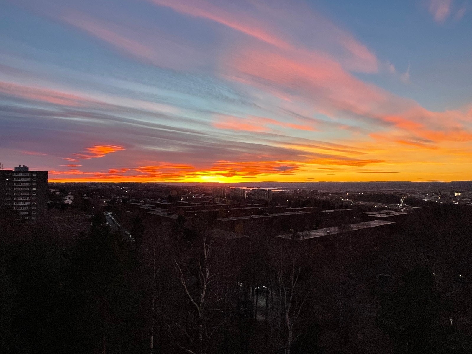 Privat bilde; Kveldsutsikten på en av byens "tak". Galleribilde