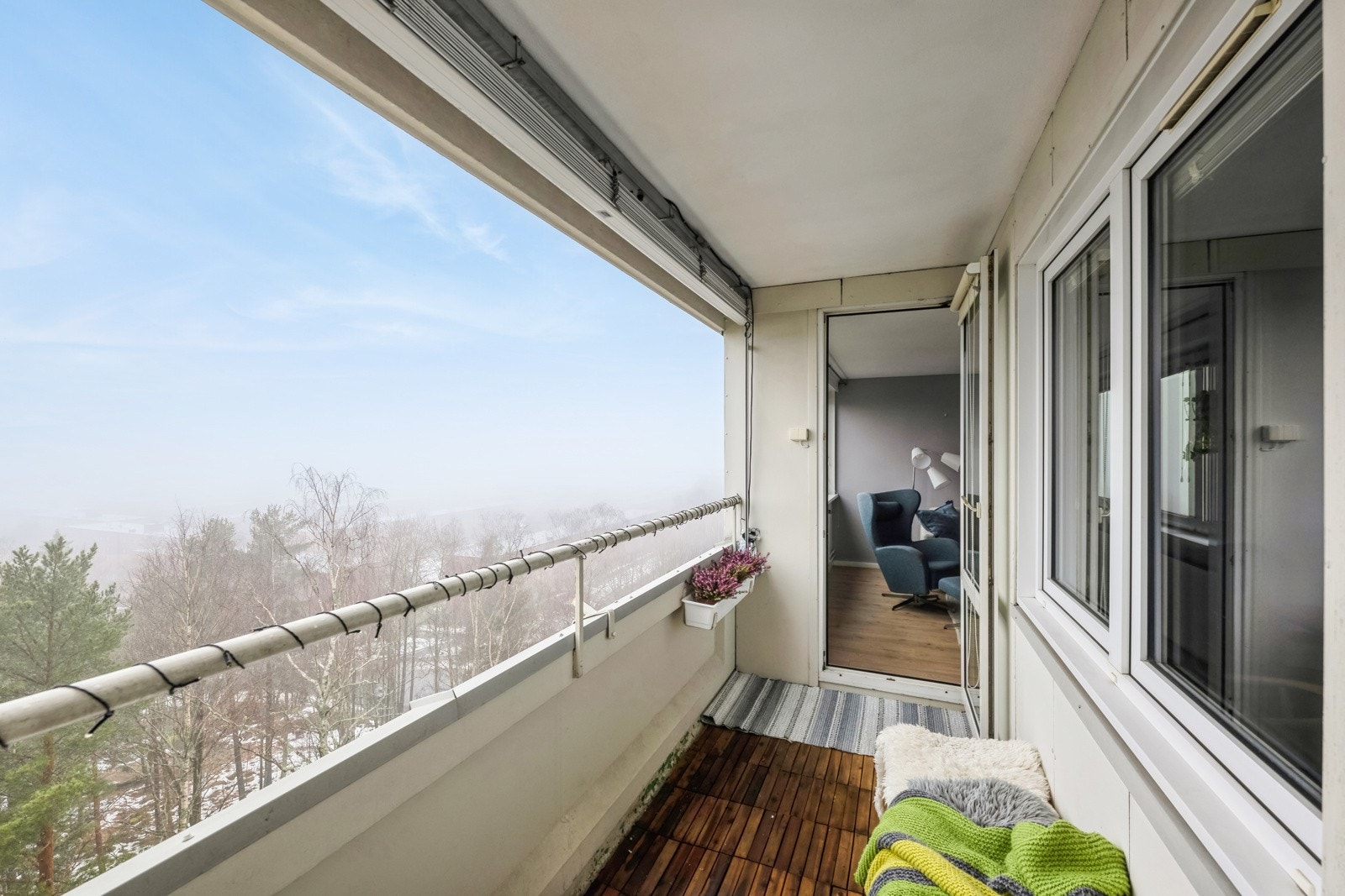 5 kvm overbygget og lun balkong med treplatting. Nyt både solrike dager og lune kvelder på egen usjenert balkong. Galleribilde