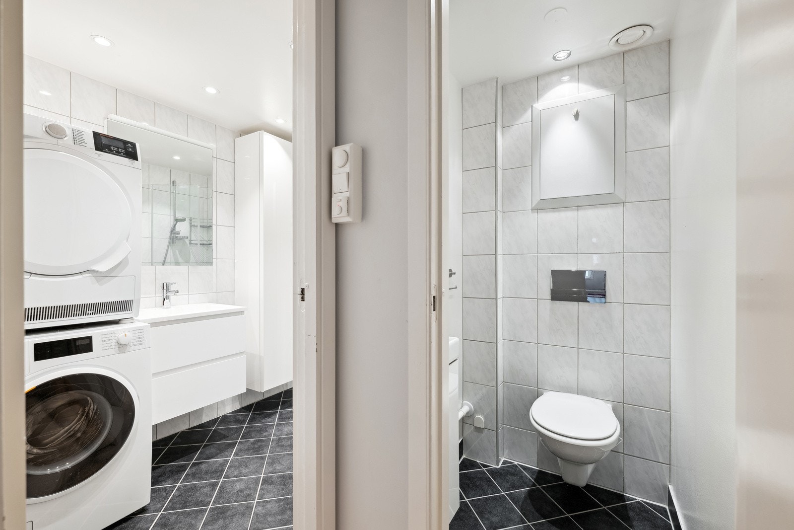 Vegghengt innredning med servant, vegghengt speil med belysning. Dusjhjørne med innfellbare glassdører. Galleribilde