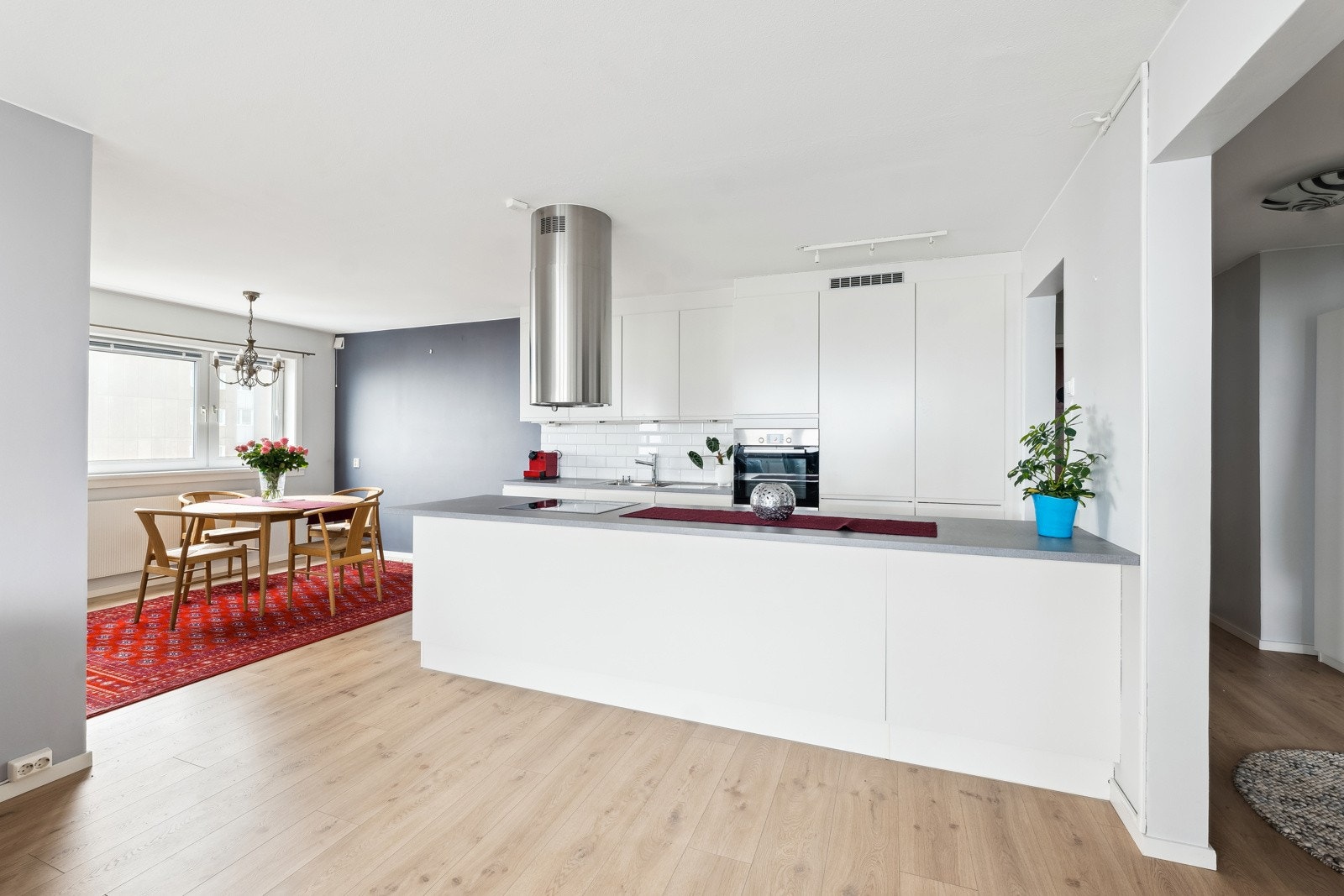 Integrert kjøleskap med frysedel, oppvaskmaskin og stekeovn. Takhengt ventilator med kullfiltervifte. Galleribilde