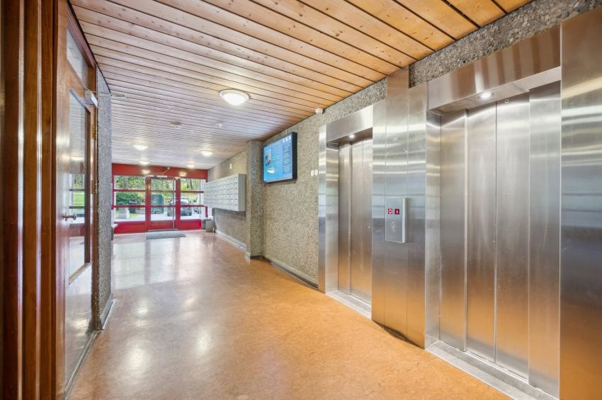 I blokkens underetasje(inngangsplan) er det fellesvaskeri, rom for sykler og barnevogner, samt hobbyrom. (Arkivbilde fra HV 88). Galleribilde