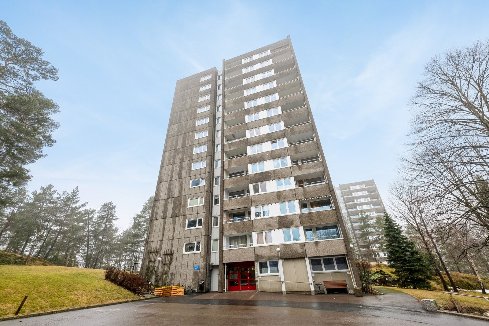 Solfjellet brl. vises godt i terrenget. Området rundt er idyllisk med mye grøntområder. Galleribilde