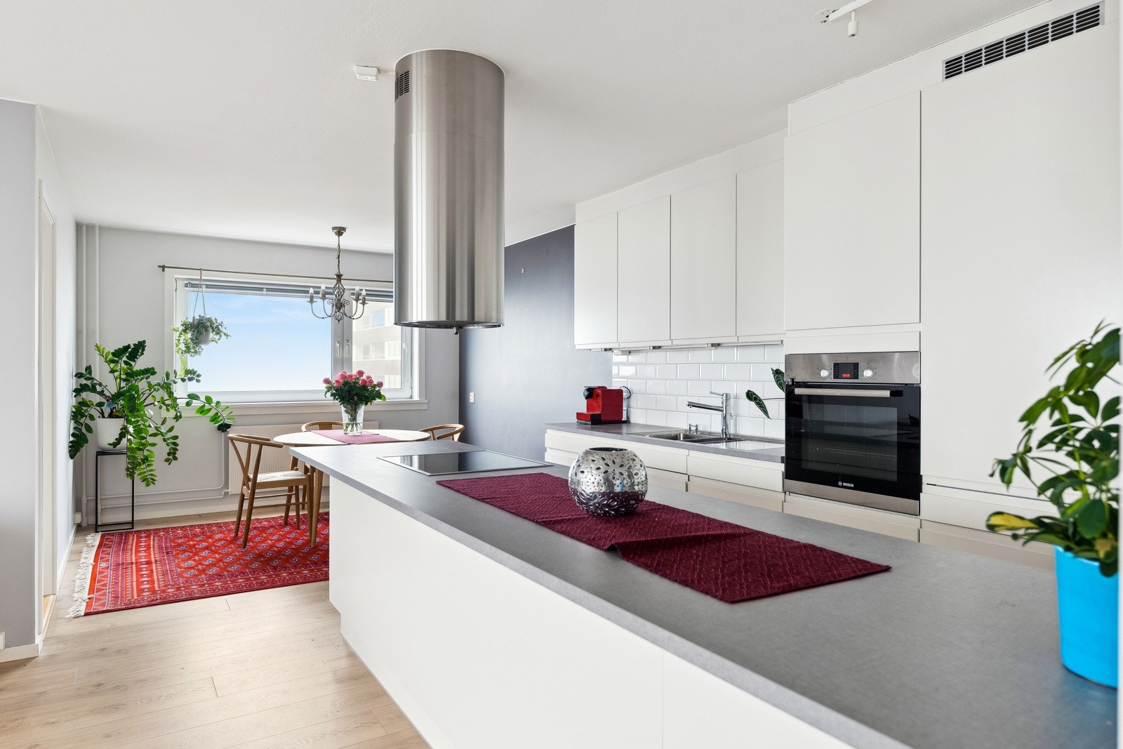 Fantastisk fin og sosial løsning mellom kjøkken, spisestue og stue. Dette gir vindu fra flere sider med flotte lys-og solforhold. Galleribilde