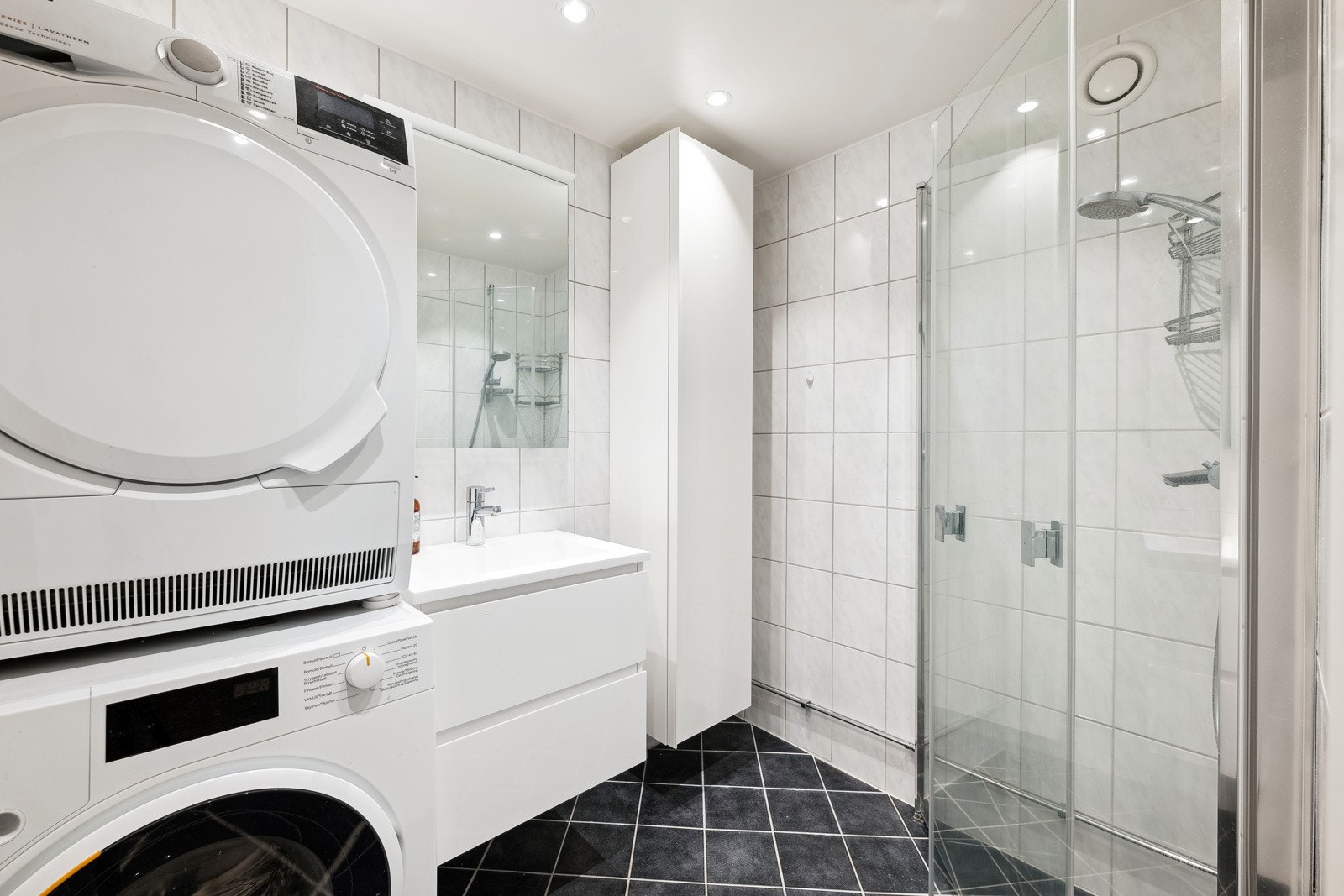 Baderom fra 2013. Flislagt gulv med varme og flislagte vegger. Nedsenket himling med malt flate og downlights. Galleribilde