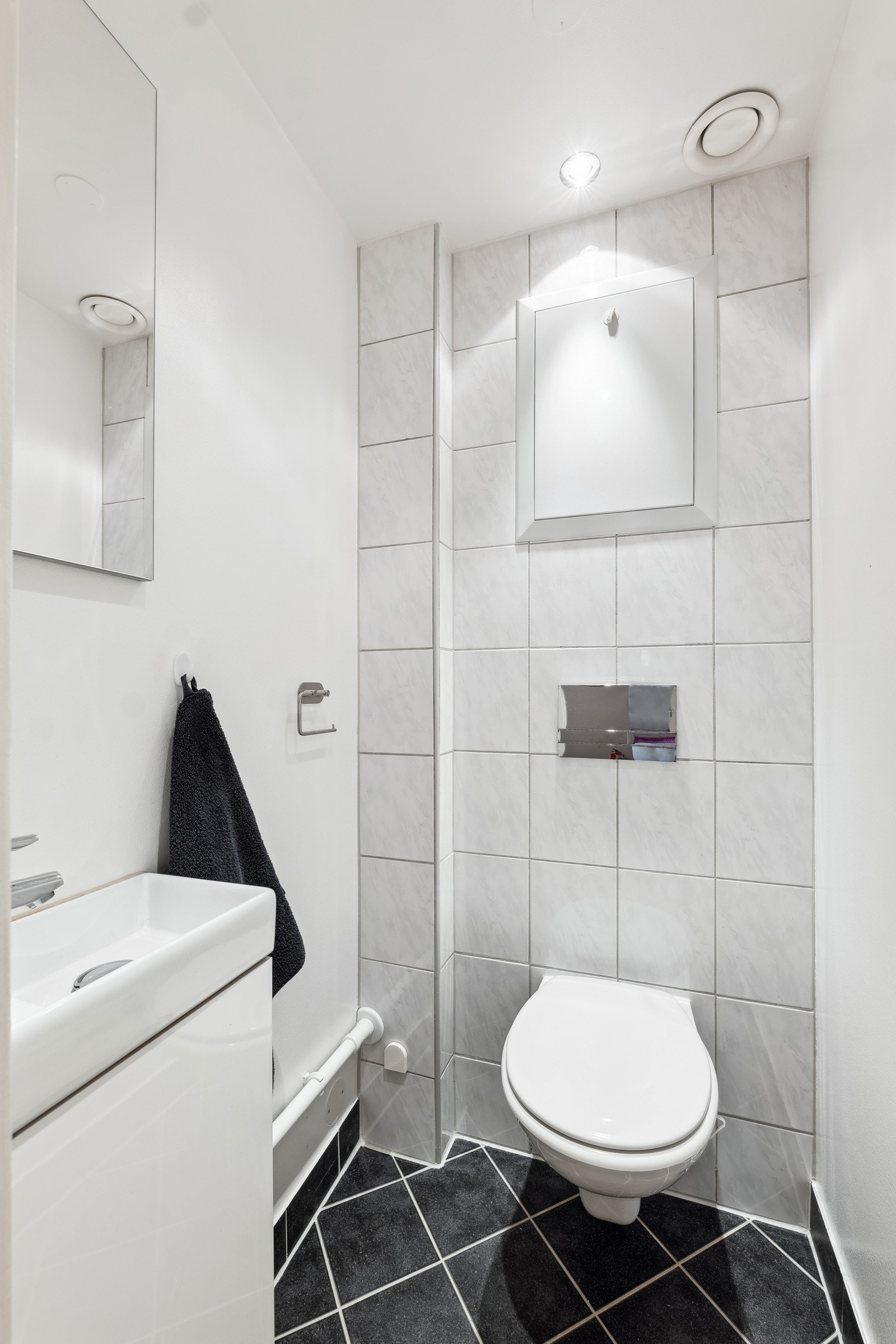 Adskilt toalett, rehabilitert i regi av brl. i 2013. Vegghengt toalett . Servant med innredning. Galleribilde