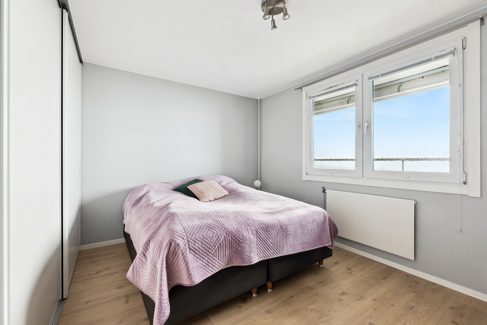 Soverom 2 er også av god størrelse. Du kan gjerne benytte det som hovedsoverom om du ønsker. Soverom 2 har også takhøye skyvedørsgarderober. Galleribilde