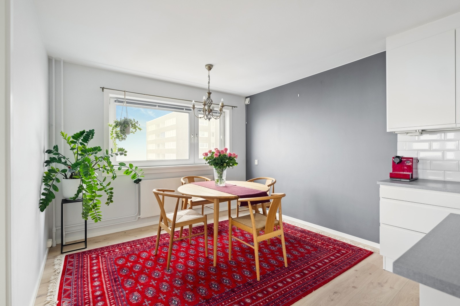 Spisestuen ved vinduet gir god plass rundt bordet til å samle både venner og familie til hyggelige anledninger. Galleribilde