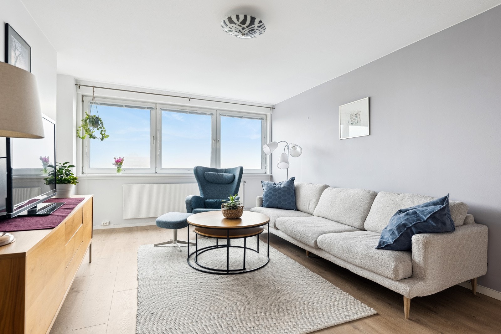 Innflytningsklar og påkostet leilighet som gir en fin frihetsfølelse ved å ligge i 8. etasje og med nydelig utsikt over Oslo. Galleribilde