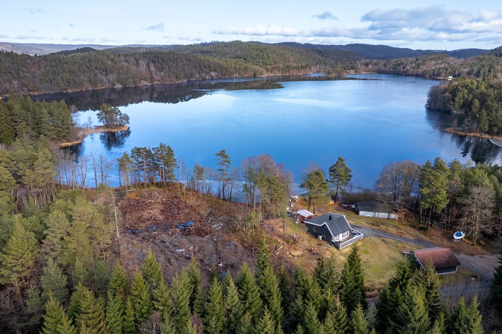 Christoffer Lango V/ Stray og Co Eiendomsmegling har gleden av å presentere Grostølveien 70! Galleribilde
