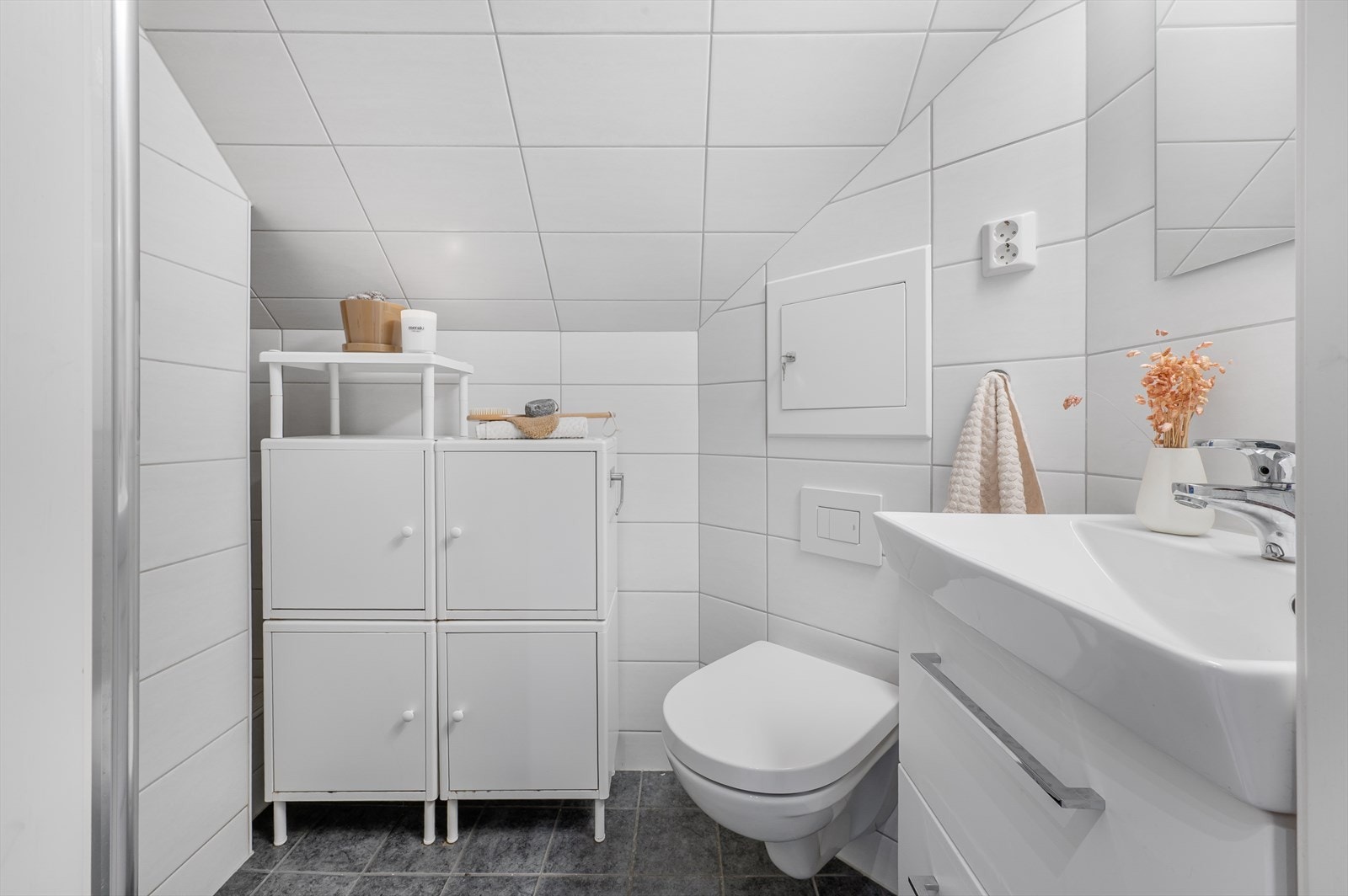 - Lyst helfliset bad med varmekabler i gulvet - Galleribilde