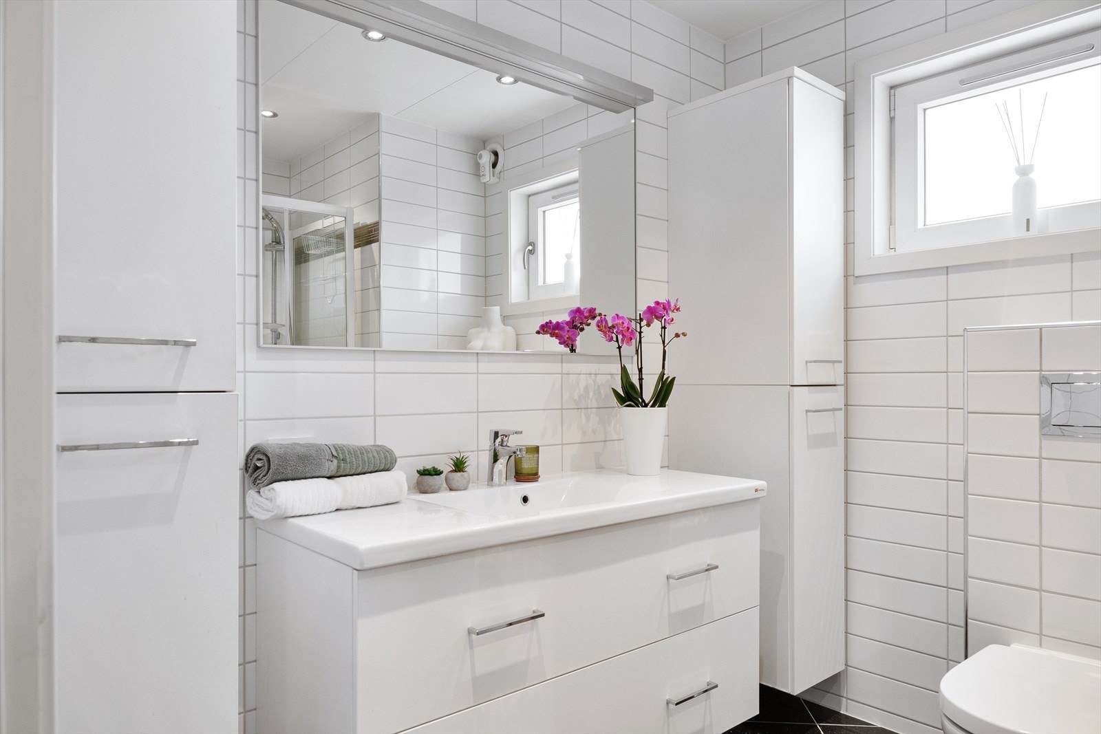 Badet er innredet med vegghengte skap, dobbel vask i seksjon, vegghengt toalett og dusjkabinett. Badet ble modernisert i 2015. Galleribilde
