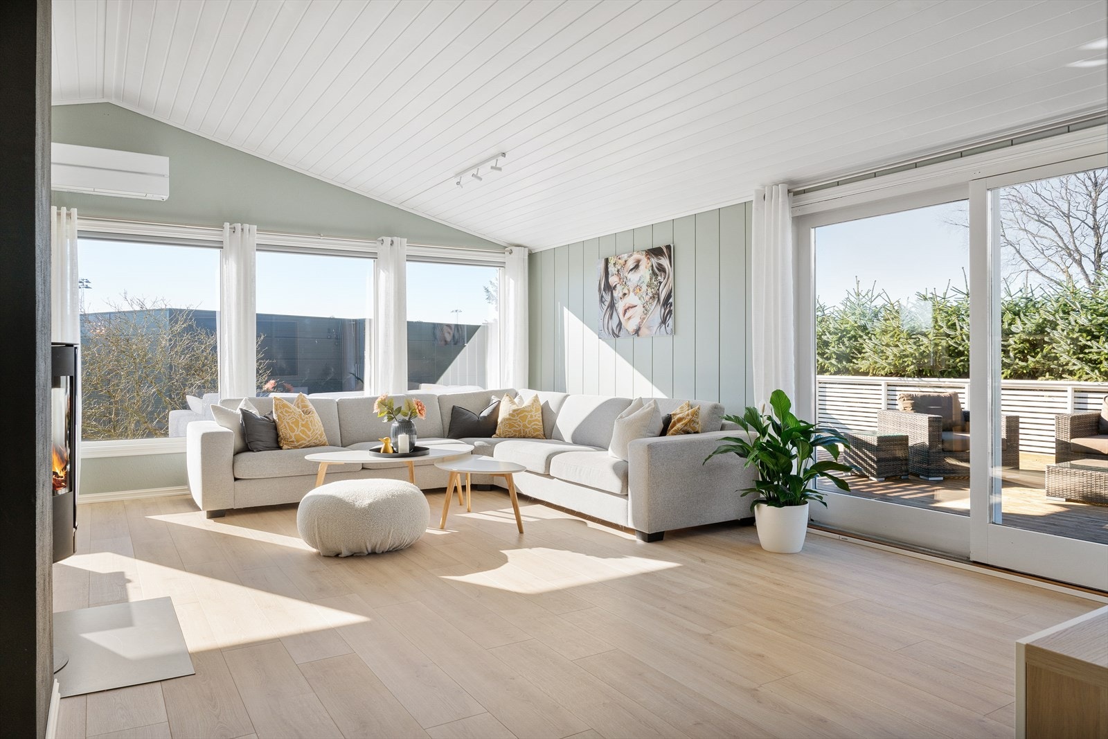 Her er det god plass til en stor sofagruppe og spisestue. Galleribilde