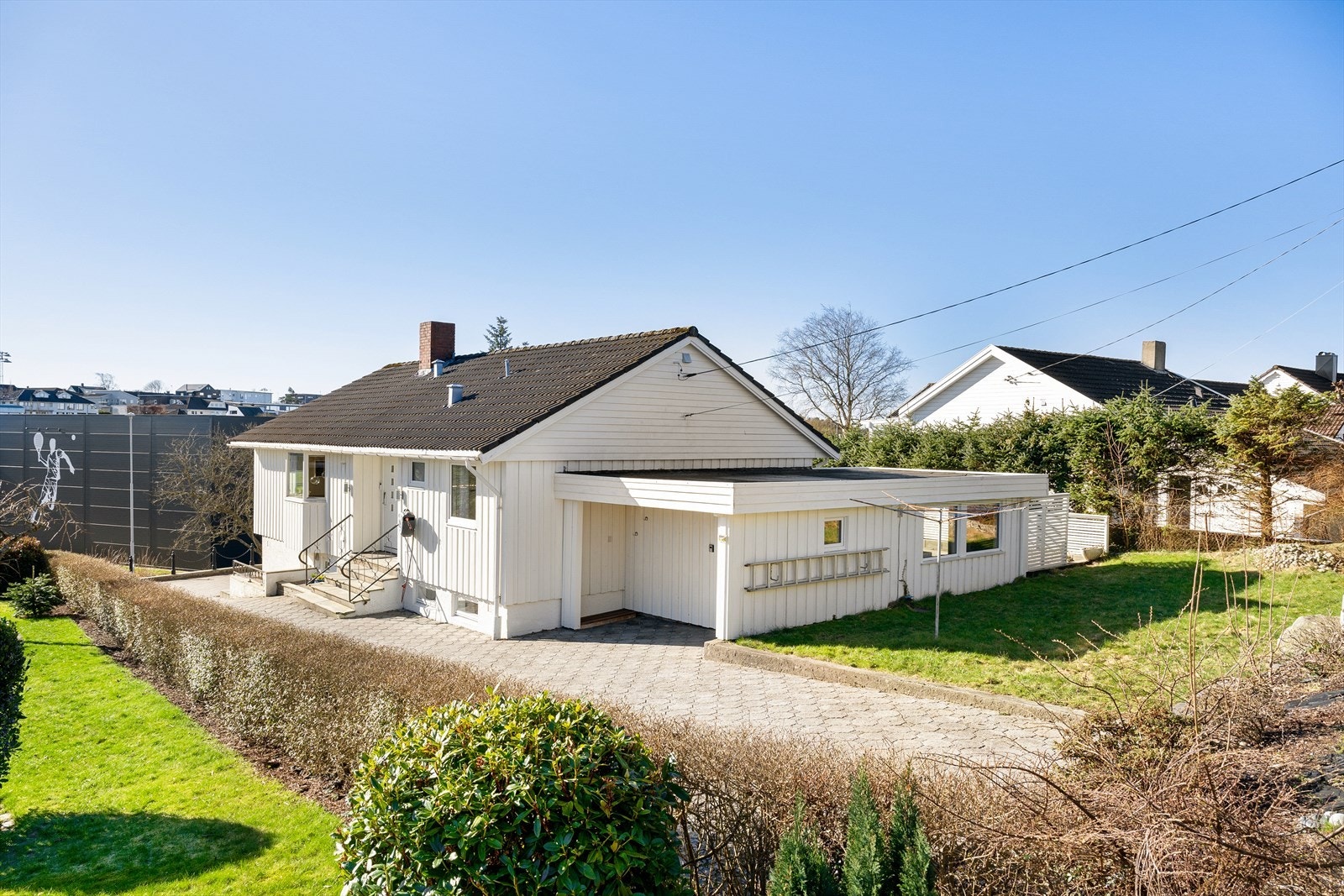 Eiendommen har en flott opparbeidet tomt med vestvendt terrasse. Galleribilde