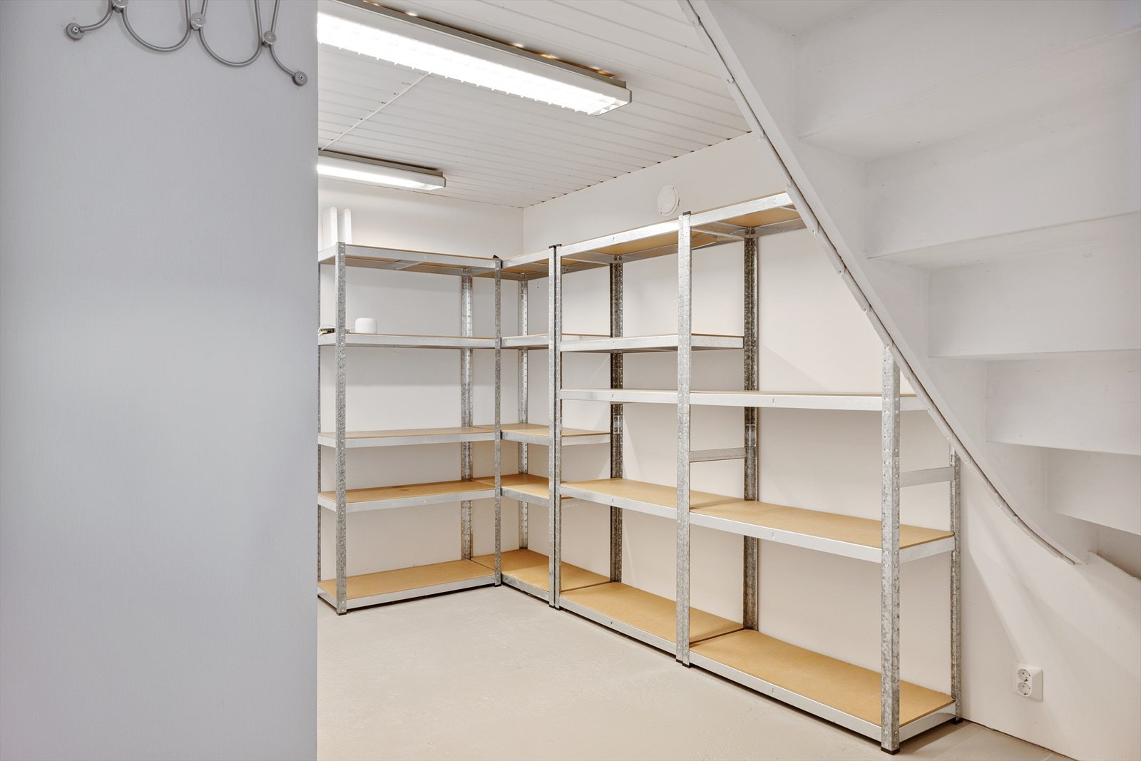 God plass til ekstra oppbevaring i bod i underetasjen. Galleribilde