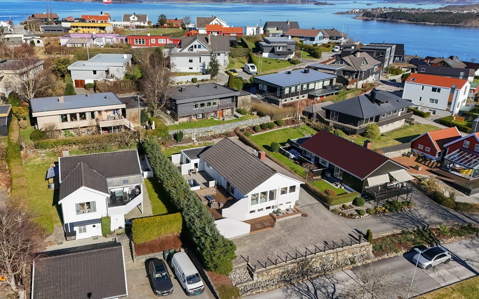 Boligen ligger nært til et utvalg av service tilbud, samtidig nær sjø, natur og friområder. Galleribilde