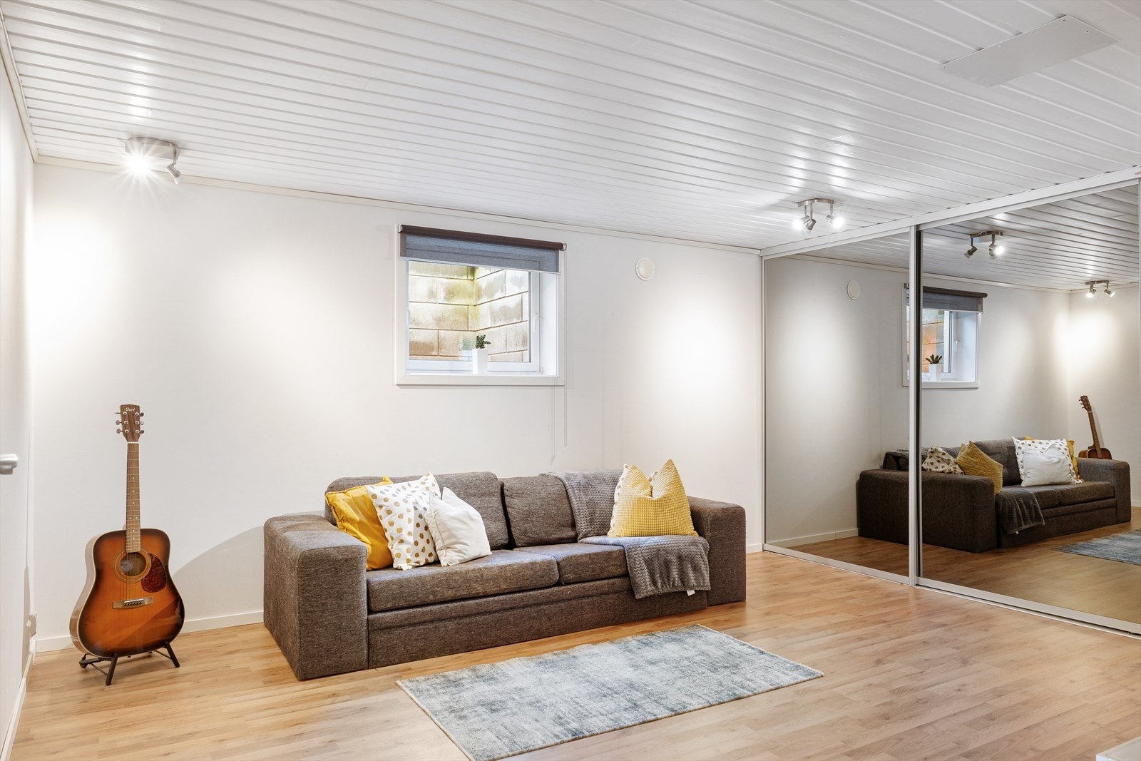 I underetasjen er det en romslig stue med god plass til sofagruppe. Stue er ikke bruksendret se punkt ferdigattest Galleribilde