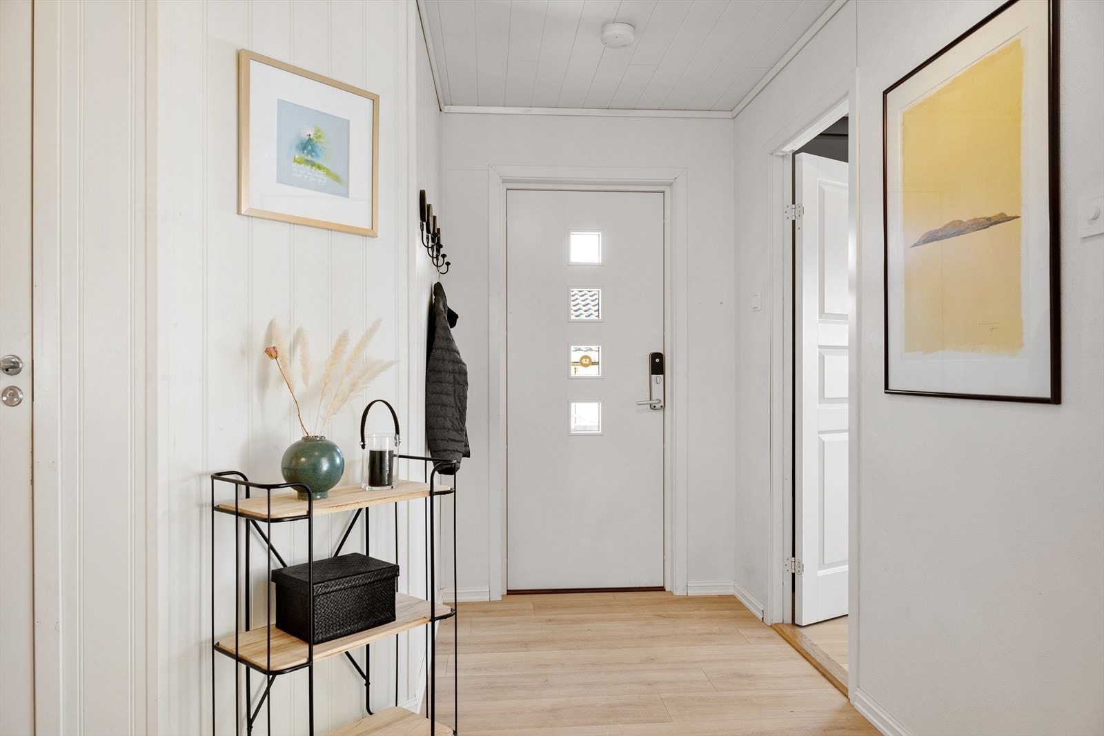 Lyst inngangsparti med god plass til å henge fra seg yttertøy og sko. Galleribilde