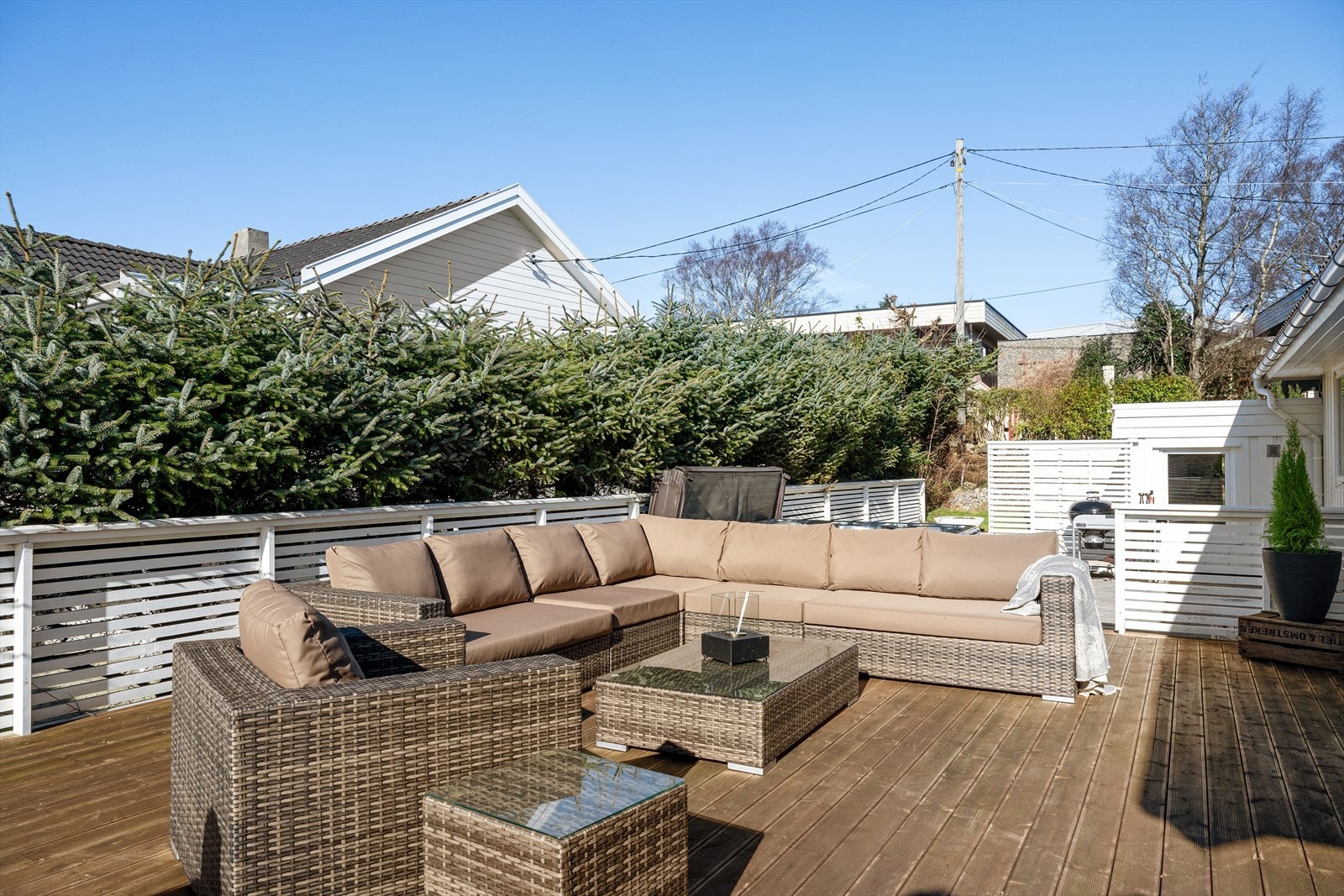 Fra stuen er det utgang til solrik terrasse med god plass til det man måtte trenge av utemøbler, putekasse, grill ol. Galleribilde