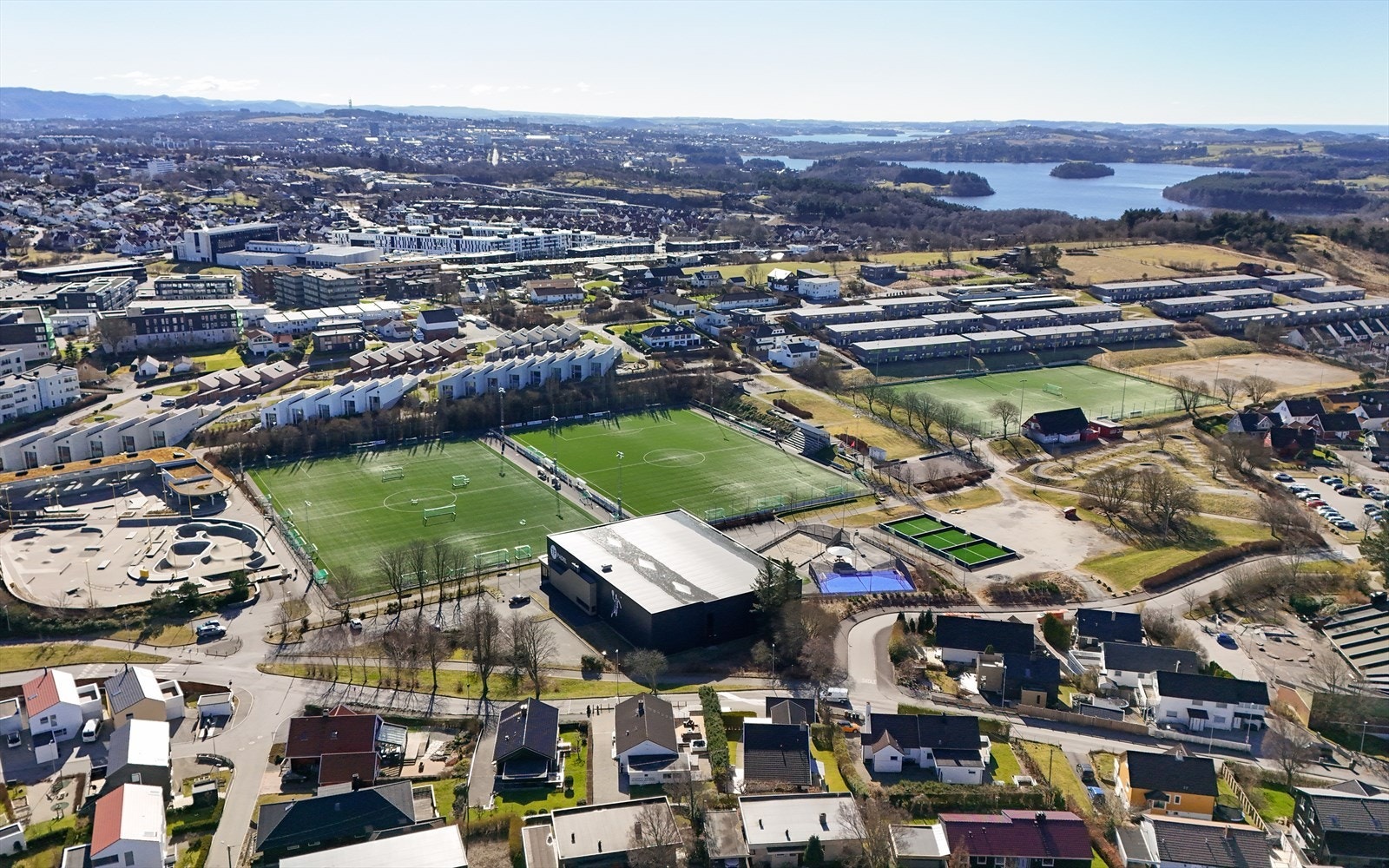 Eiendommen ligger like ved skatepark, idrettsanlegg og fotballbane Galleribilde