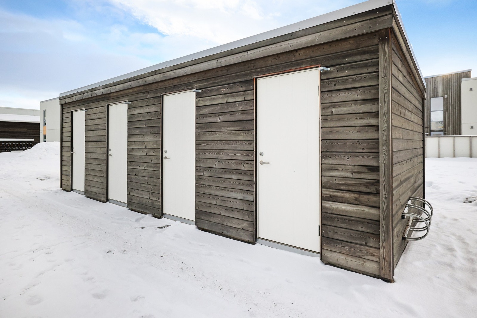 Boligen disponerer også et frittstående utebod. Galleribilde