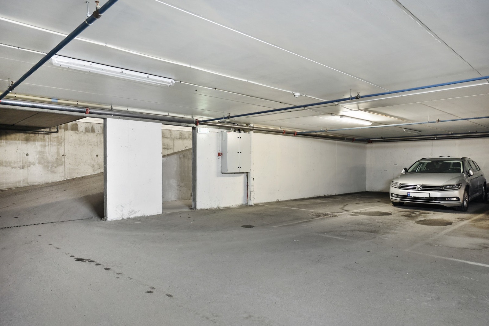 Parkering i garasjeanlegg. Leiligheten disponerer dobbel plass (1 lang med plass for to biler) Galleribilde