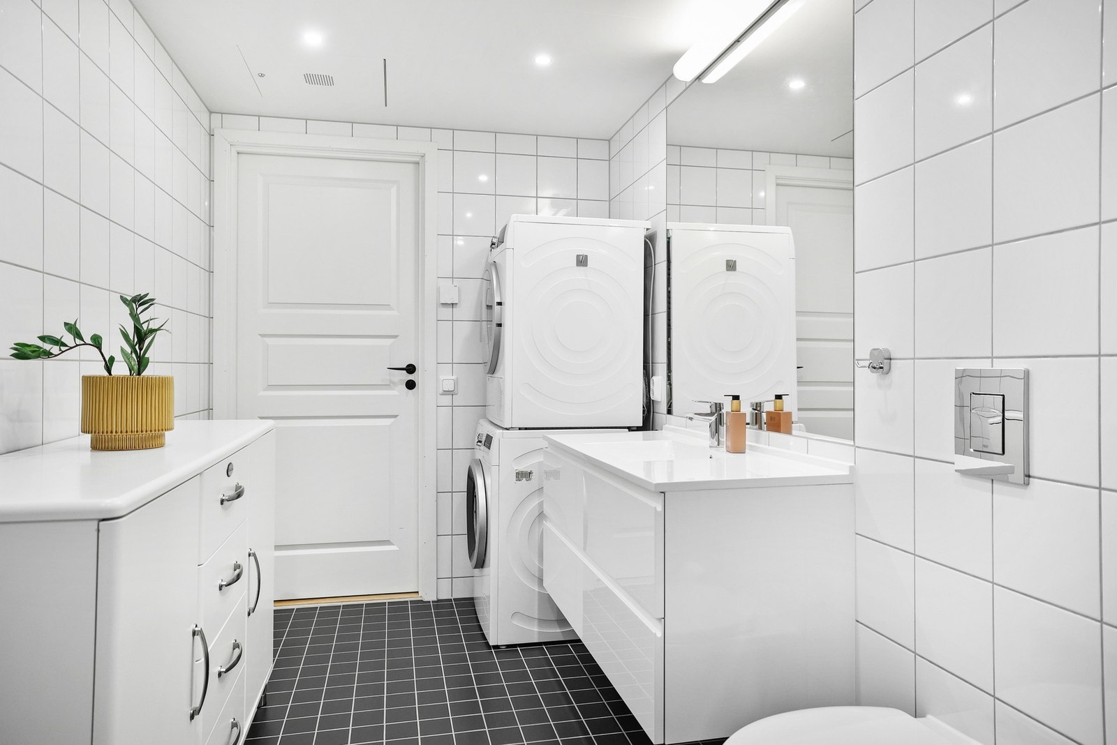 Badet er lyst og har opplegg for vaskemaskin Galleribilde