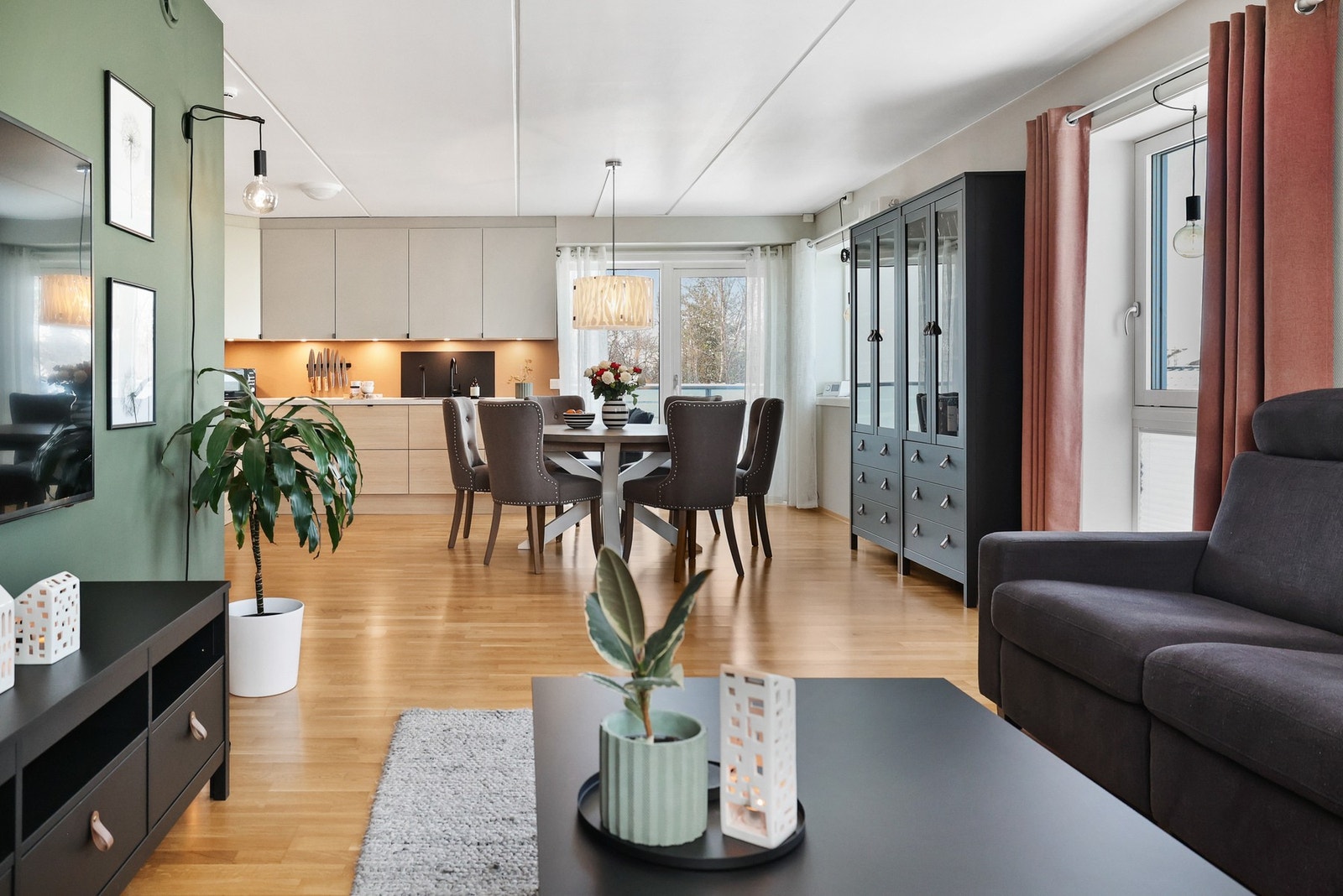 Her er det god plass til ulike sittegrupper Galleribilde