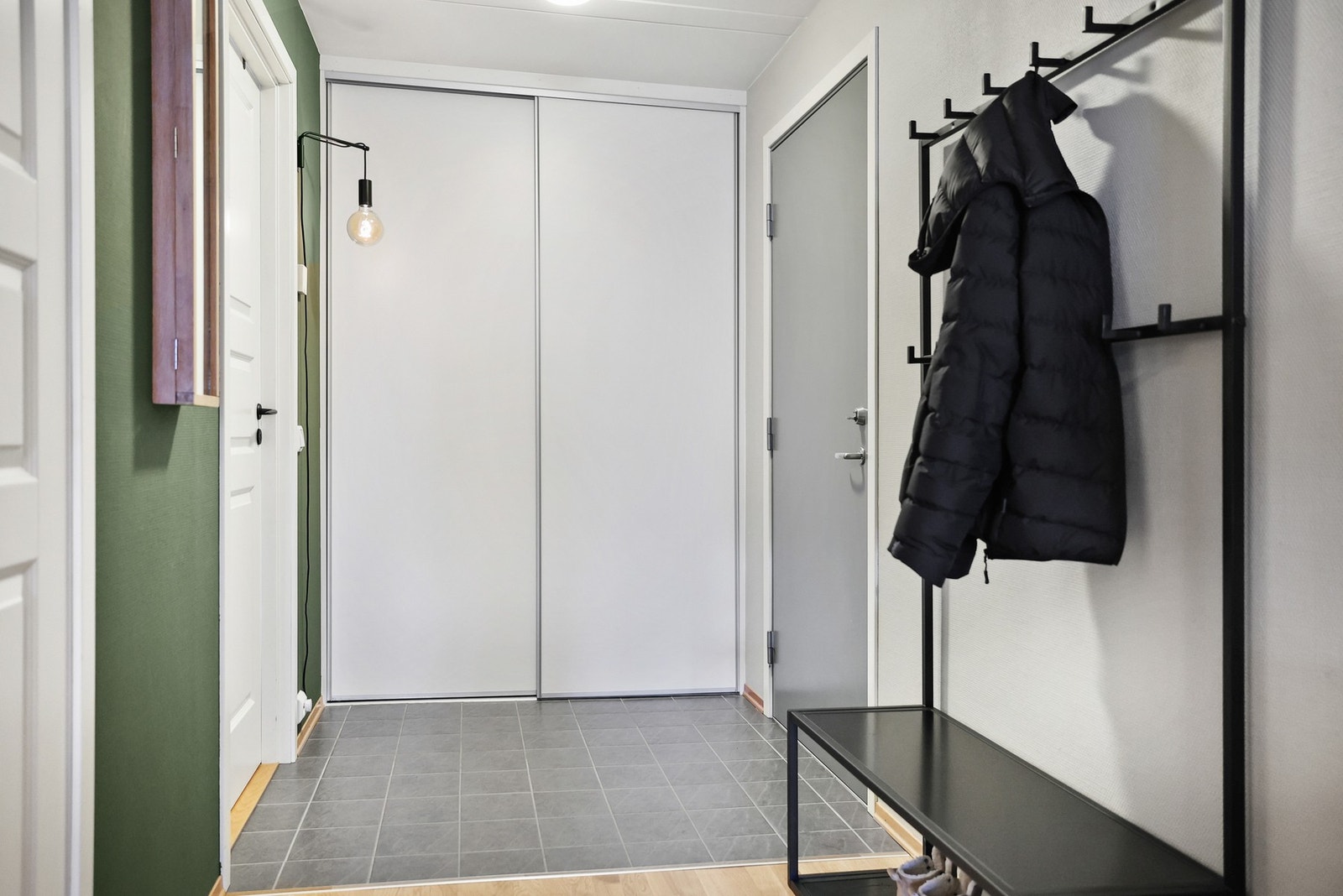 Praktisk entrè med garderobe og mulighet for knagger Galleribilde