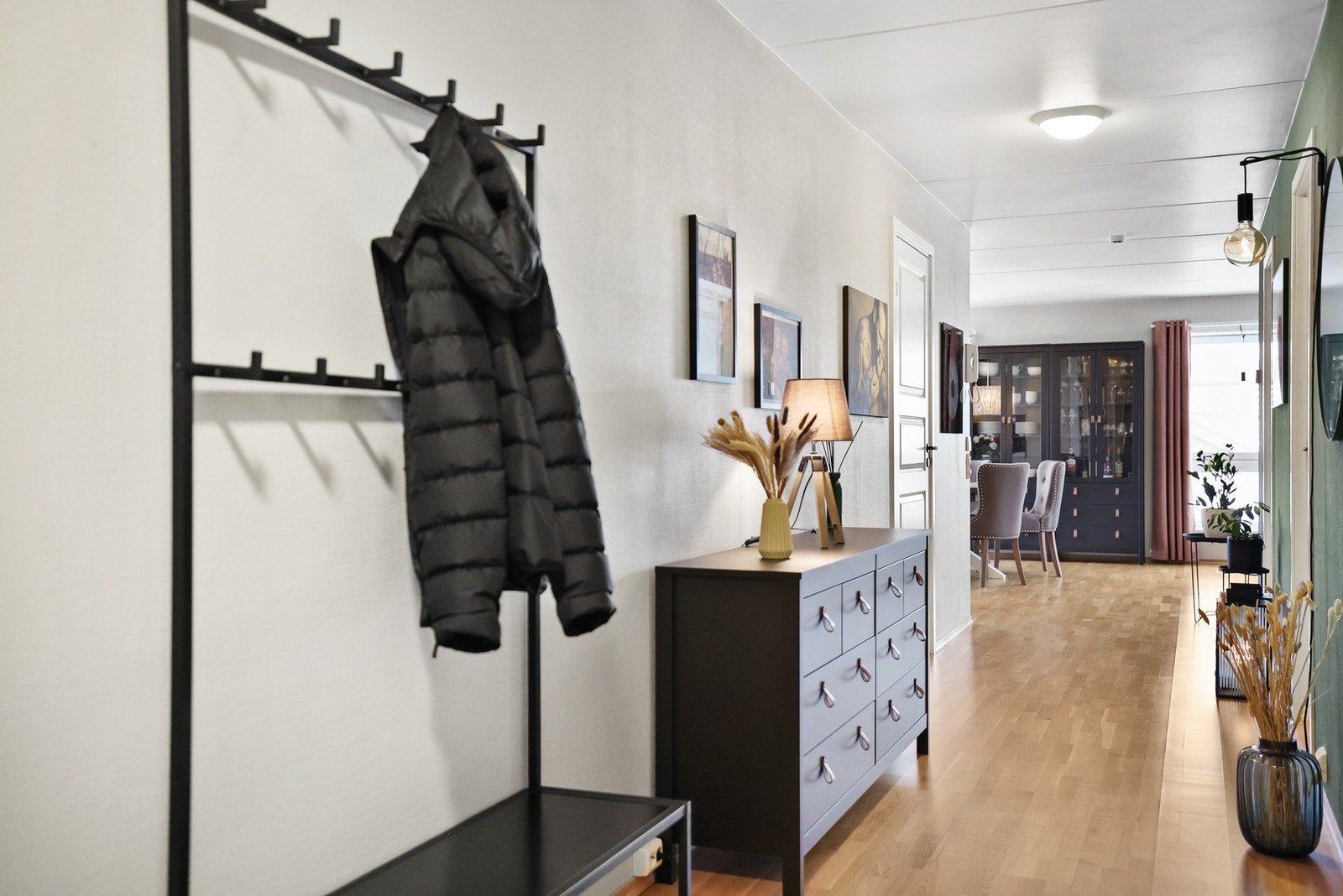 Mellomgang med plass til både møblement og dekorasjon Galleribilde