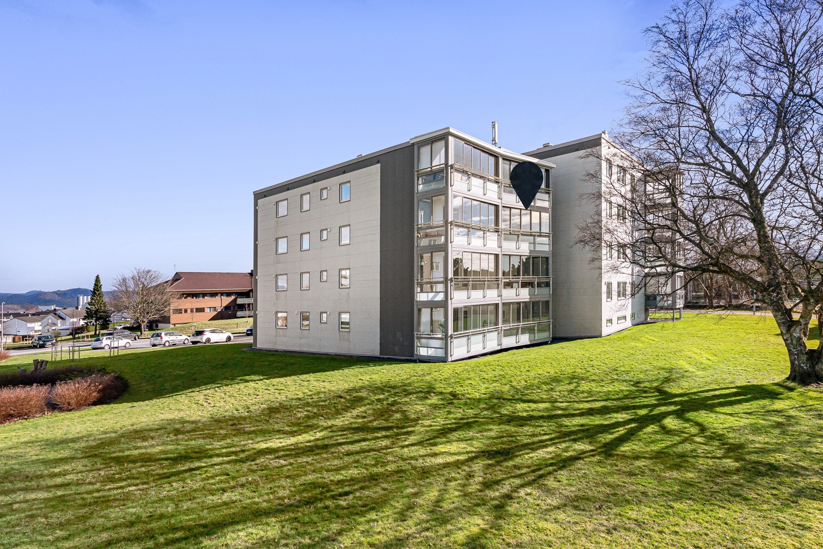 Leiligheten ligger i byggets 3.etajse med rikelig lysinnslipp. Galleribilde