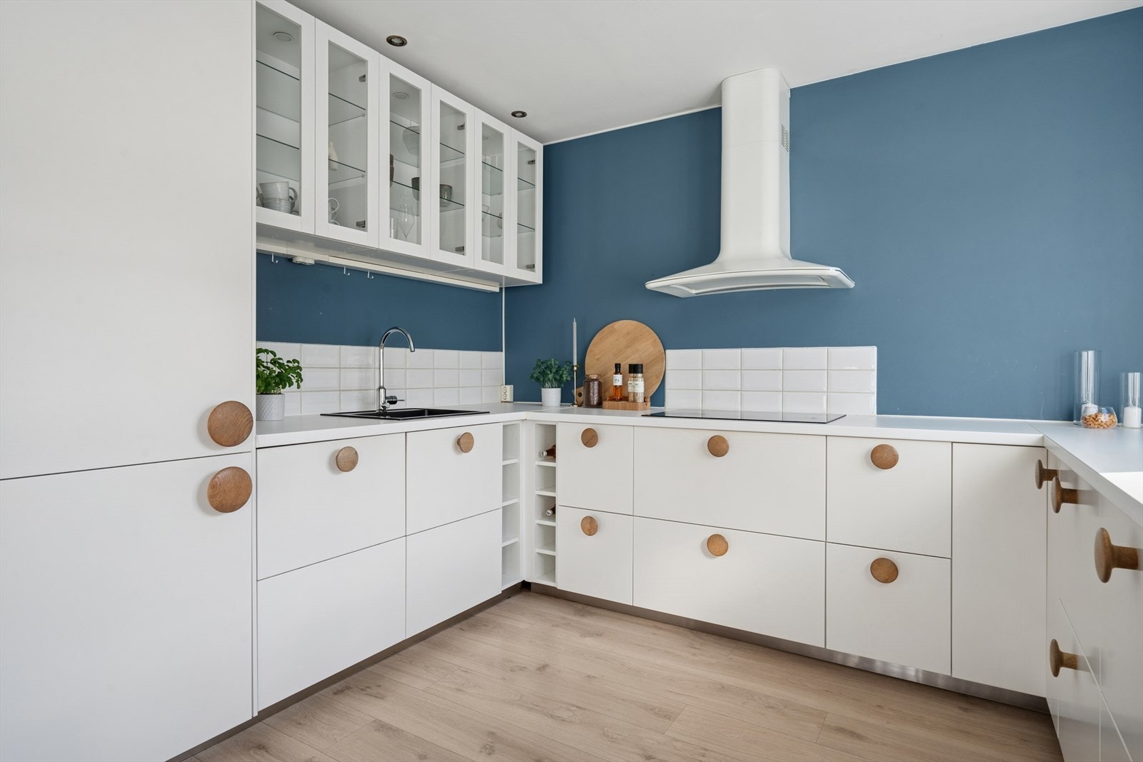 Kjøkkenet ble renovert i 2015 og fremstår som moderne med et tidløst interiør Galleribilde