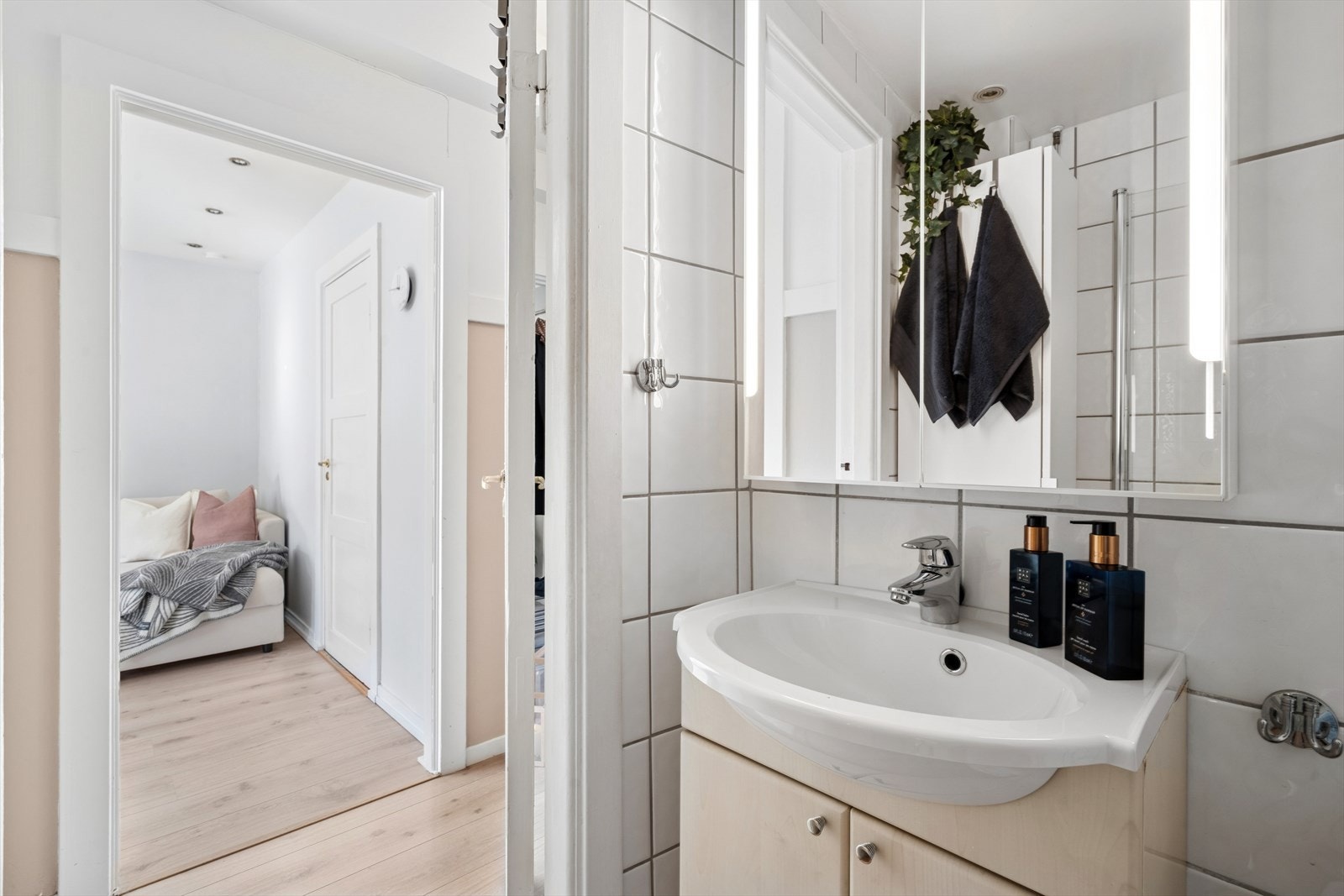 Badet er fra 2003 og inneholder toalett, vegghengt servant med tilhørende underskap samt dusjhjørne med falldusj Galleribilde