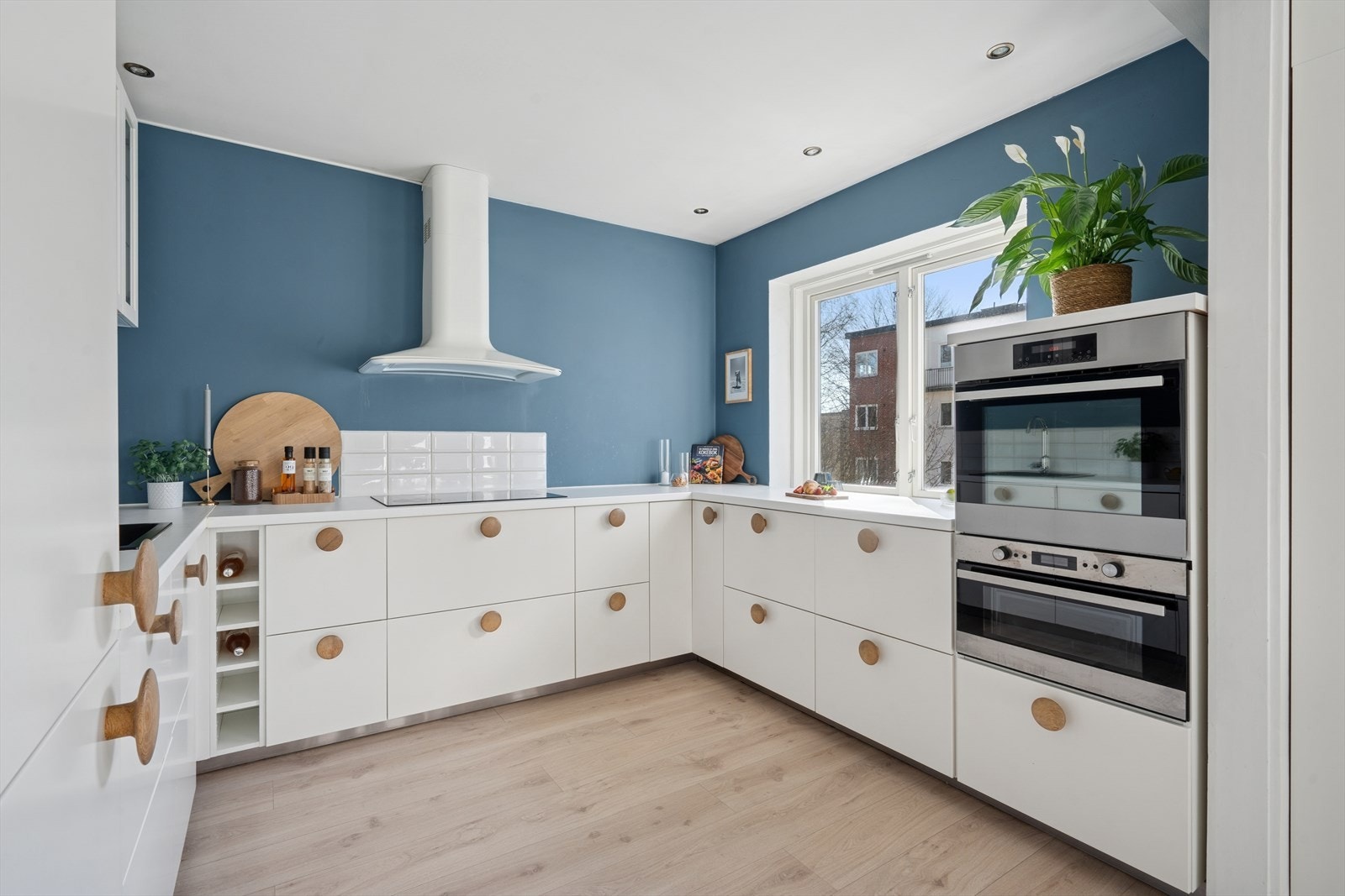 Delikat kjøkken som inneholder godt med skuff- og skapplass samt fine arbeidsflater Galleribilde