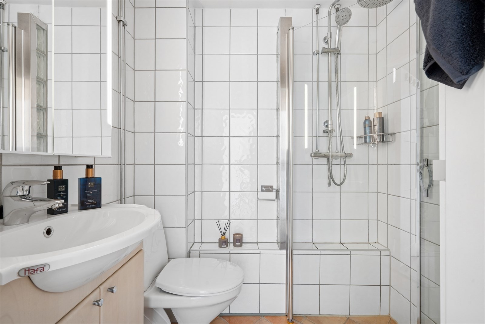 Flislagt bad med underliggende elektriske varmekabler Galleribilde