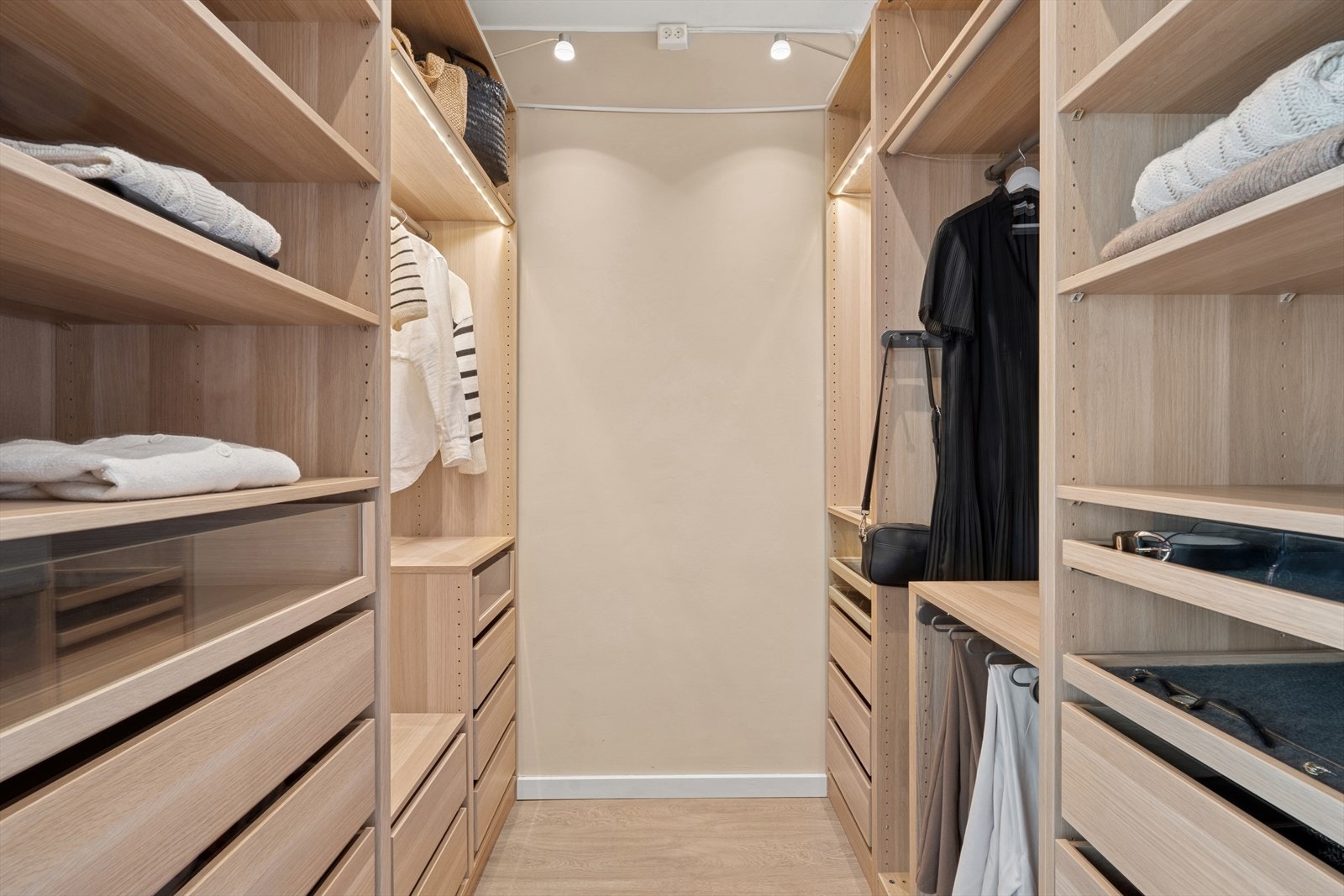 Luksus med mye plass til oppbevaring etter eget ønske Galleribilde